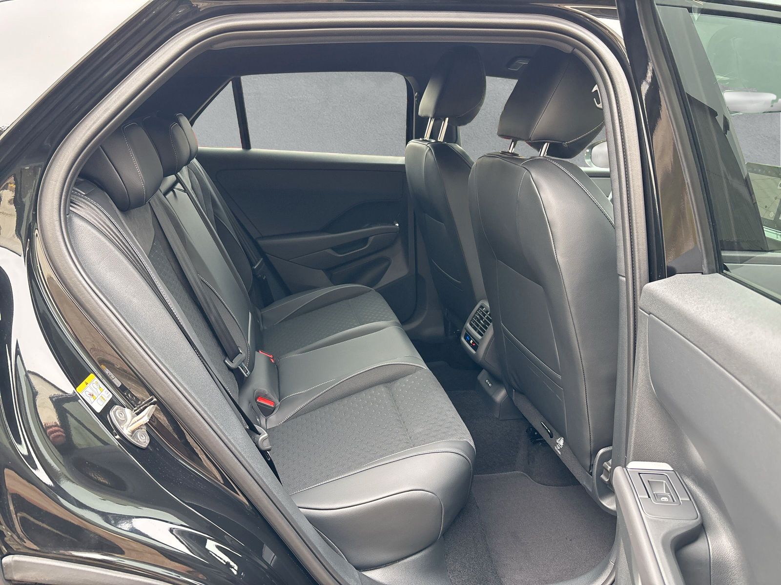 Fahrzeugabbildung Volkswagen T-Roc R-Line TSI 110 kW 7-Gang DSG AH, WR