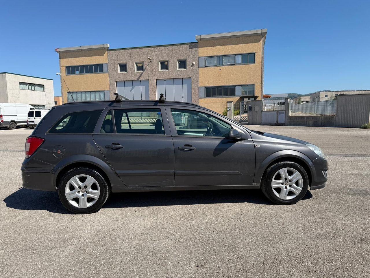 Opel Astra 2010 — photo 9