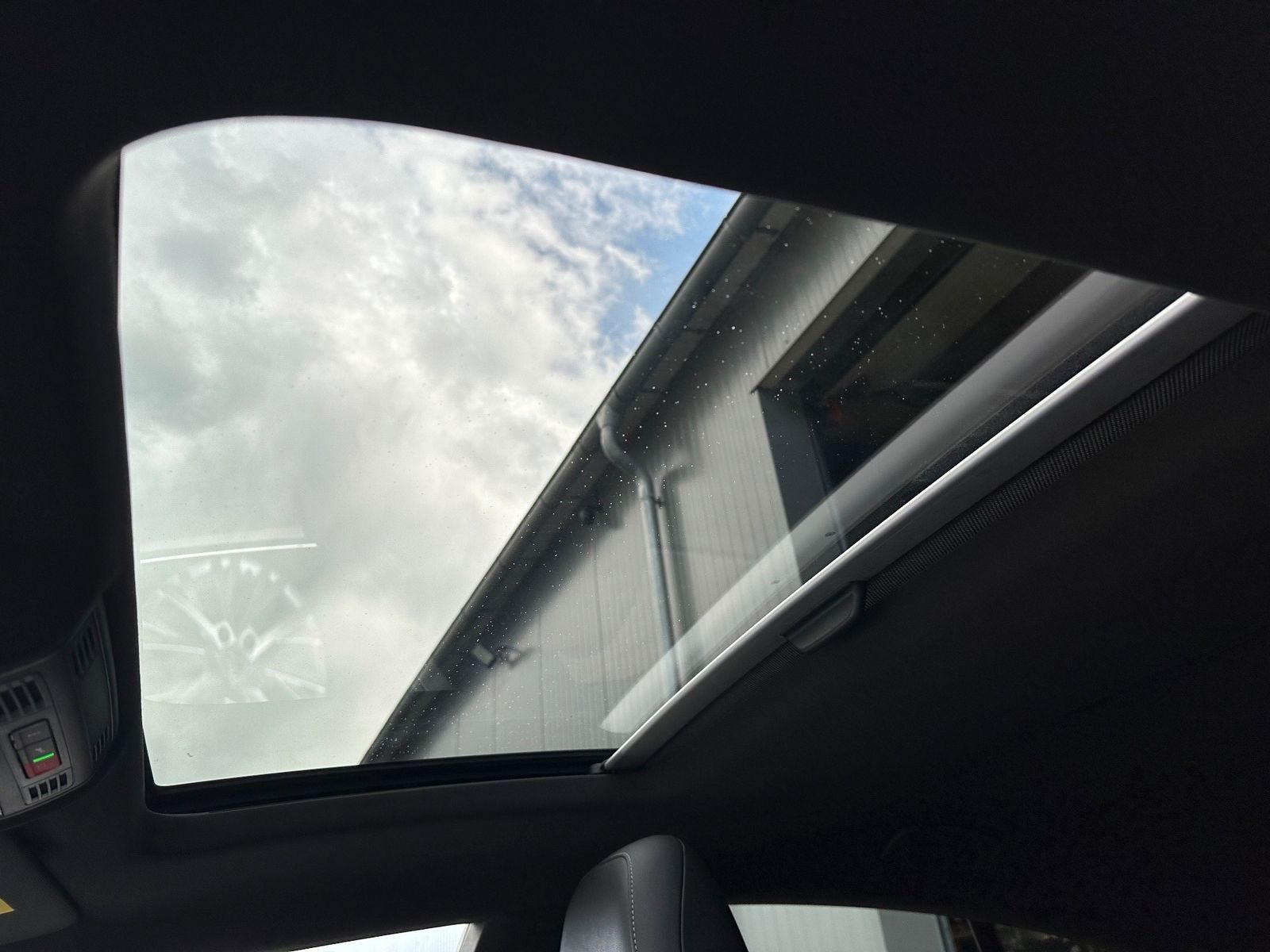 Fahrzeugabbildung Volkswagen Arteon 2.0 TSI DSG R-Line NAV+LED+PANO+360°+ACC
