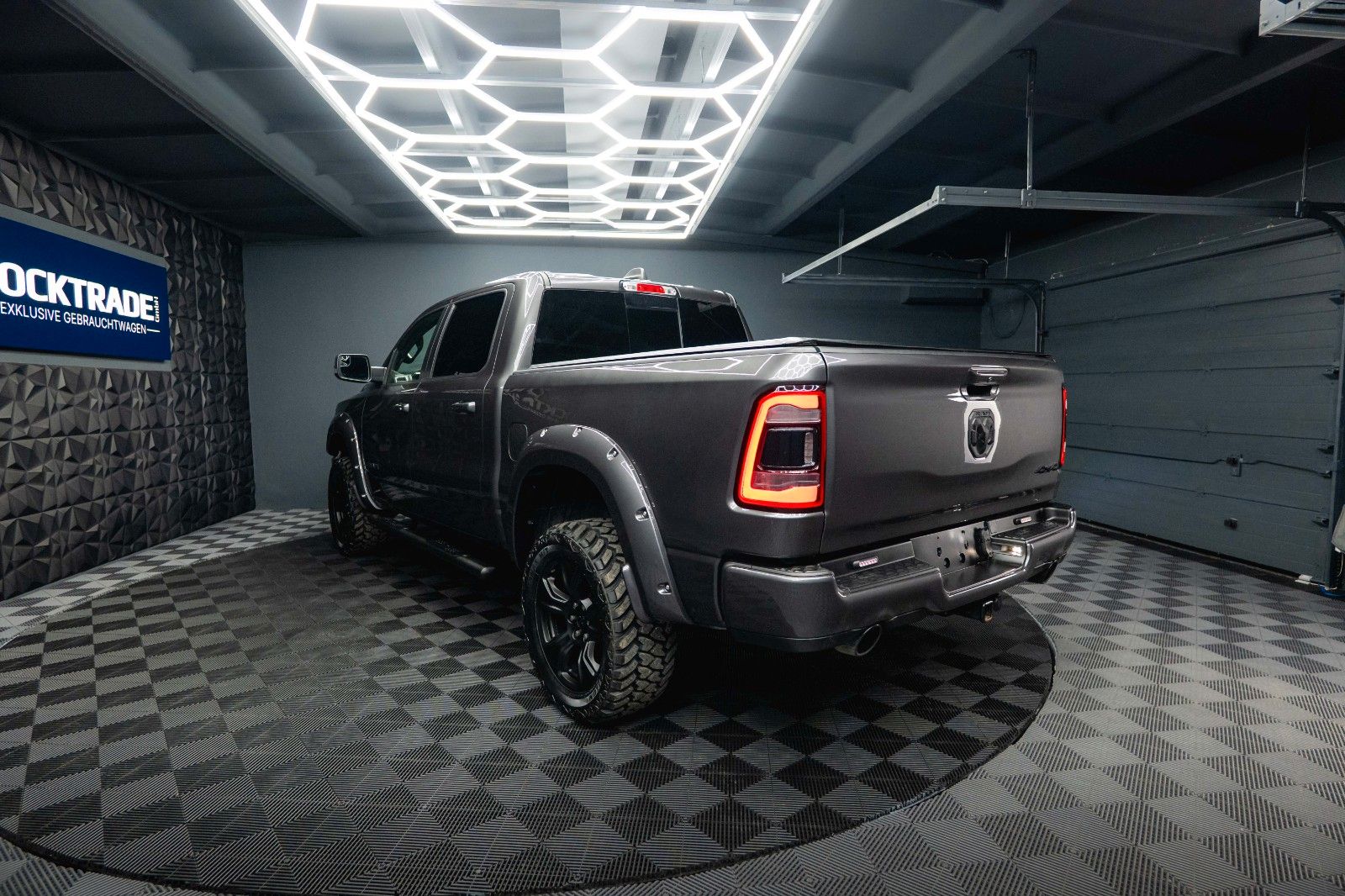 Fahrzeugabbildung Dodge RAM 5.7 V8 HEMI 4x4 OFFROAD Night-Paket *LED*19%