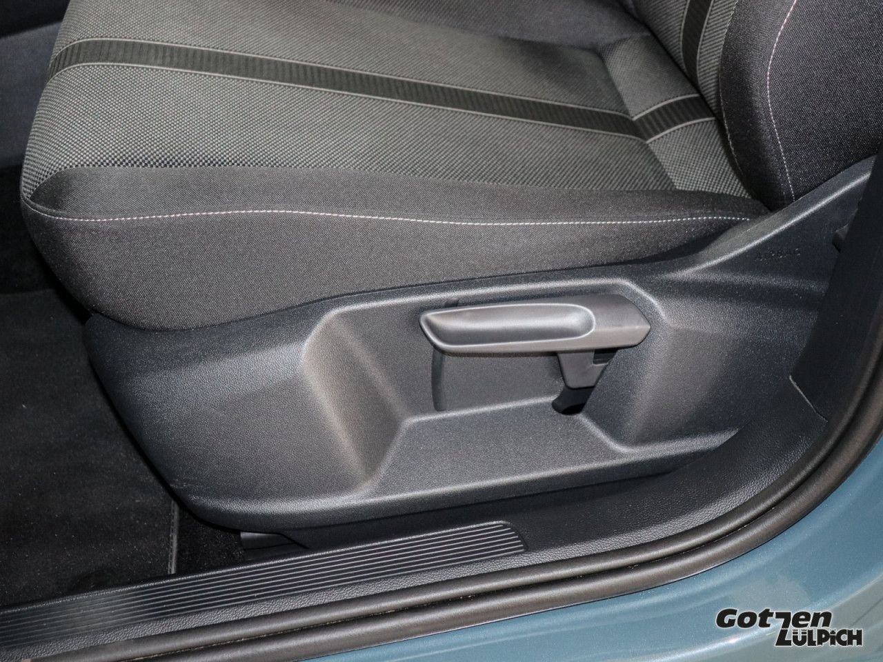 Fahrzeugabbildung Volkswagen T-Roc Life 1,0TSI Klima Navi PDC LED Vordersitze