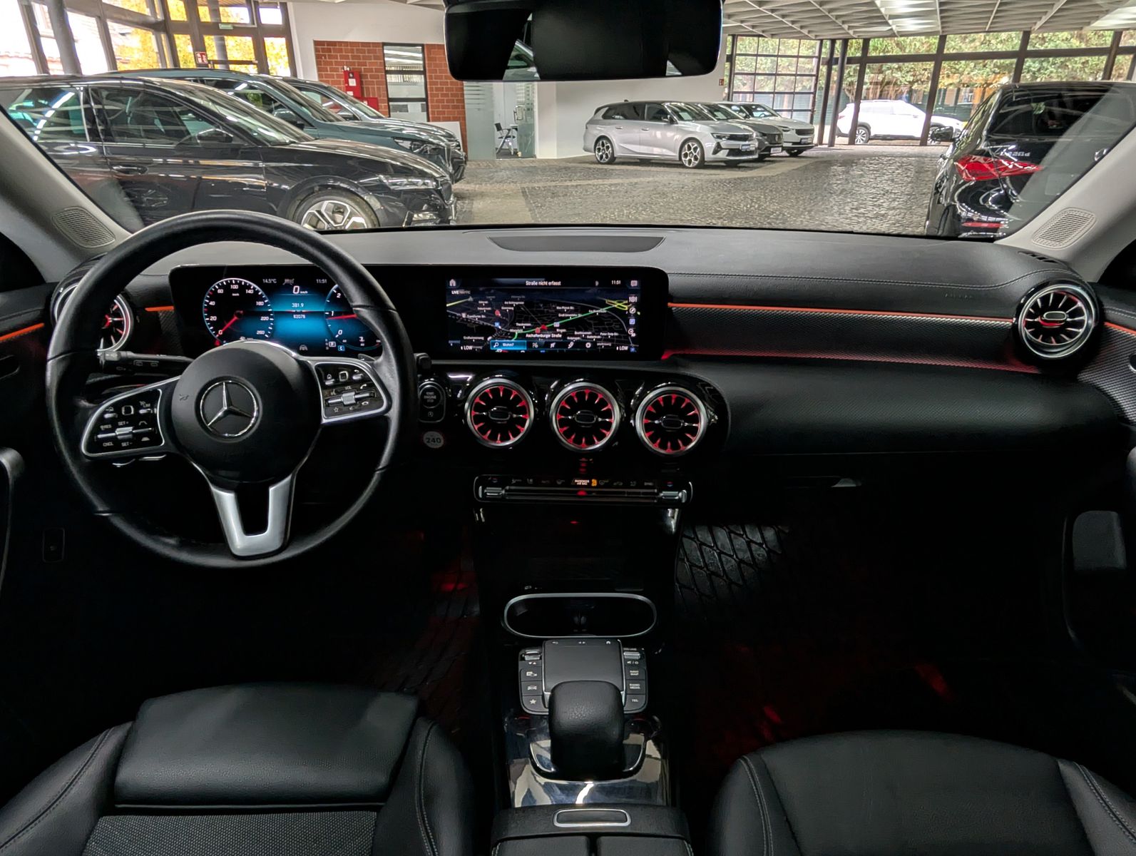 Fahrzeugabbildung Mercedes-Benz CLA 220 d SB MULTIBEAM LEDER DISTR HIGHEND 18