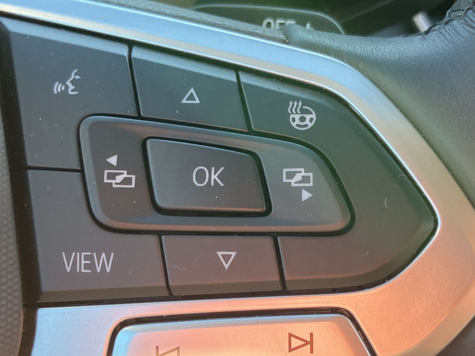 Fahrzeugabbildung Volkswagen Tiguan TDI Life DSG LED ACC AHK HuD NAVI PDC SHZ