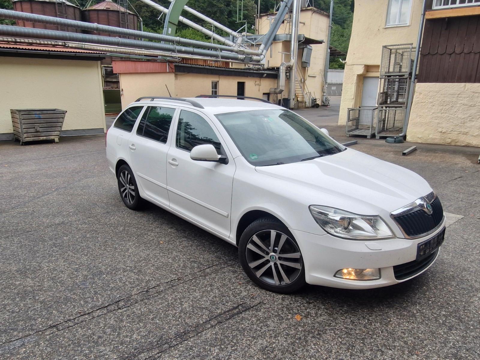 Skoda Octavia 2013 — rear view