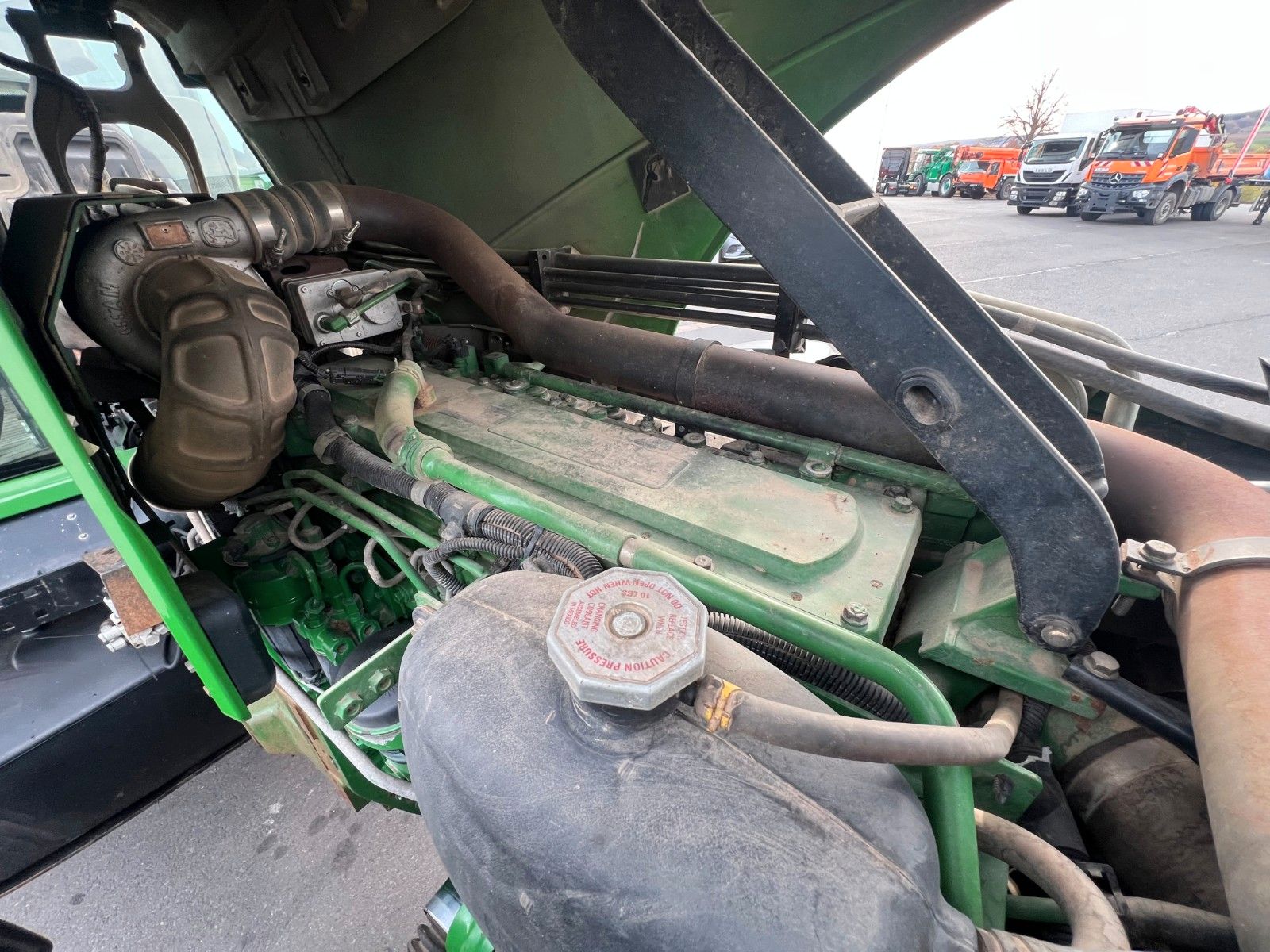 Fahrzeugabbildung John Deere 8295 R / kein AdBlue / Rückfahreinrichtung