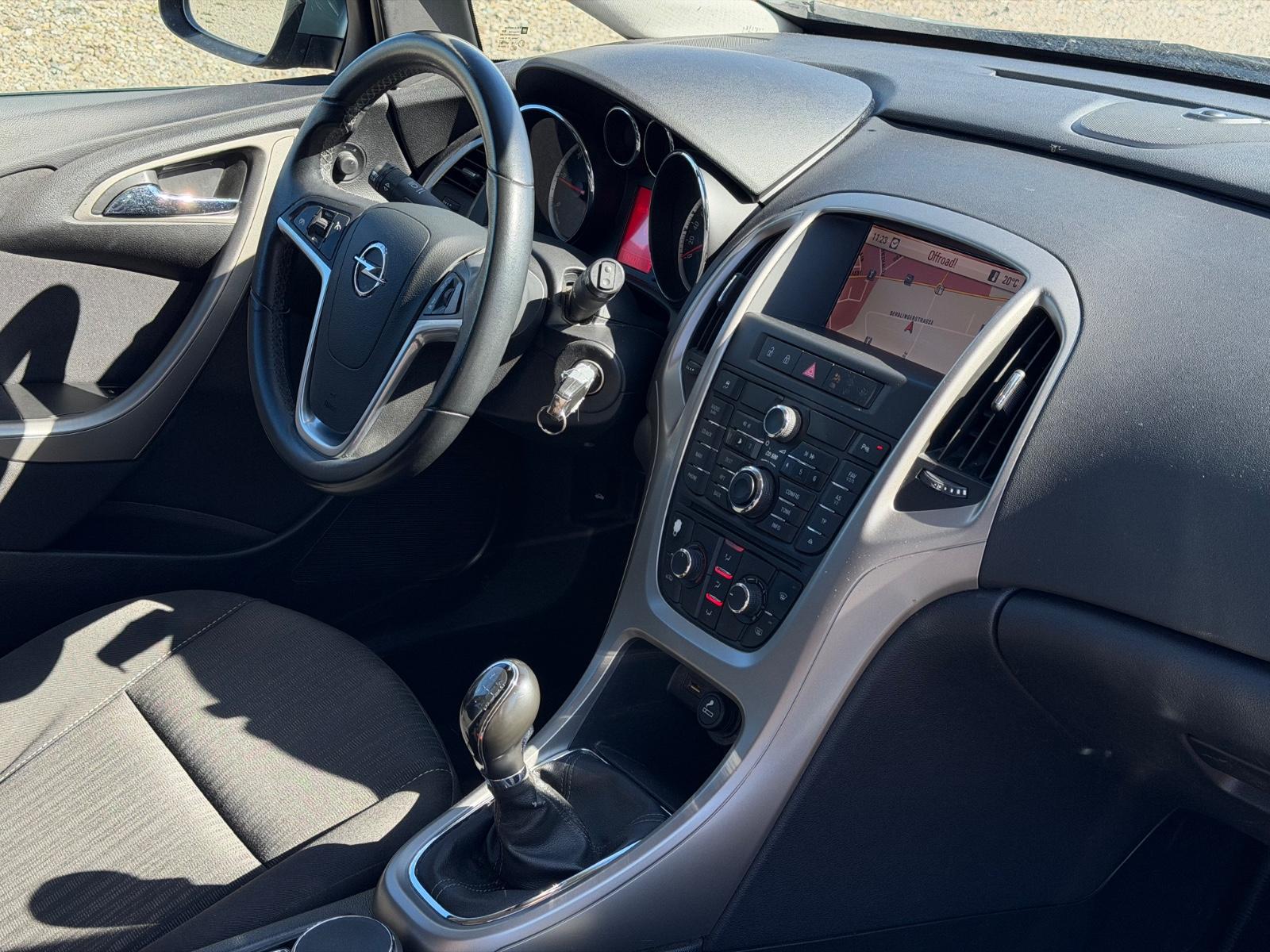 Opel Astra 2011 — photo 14