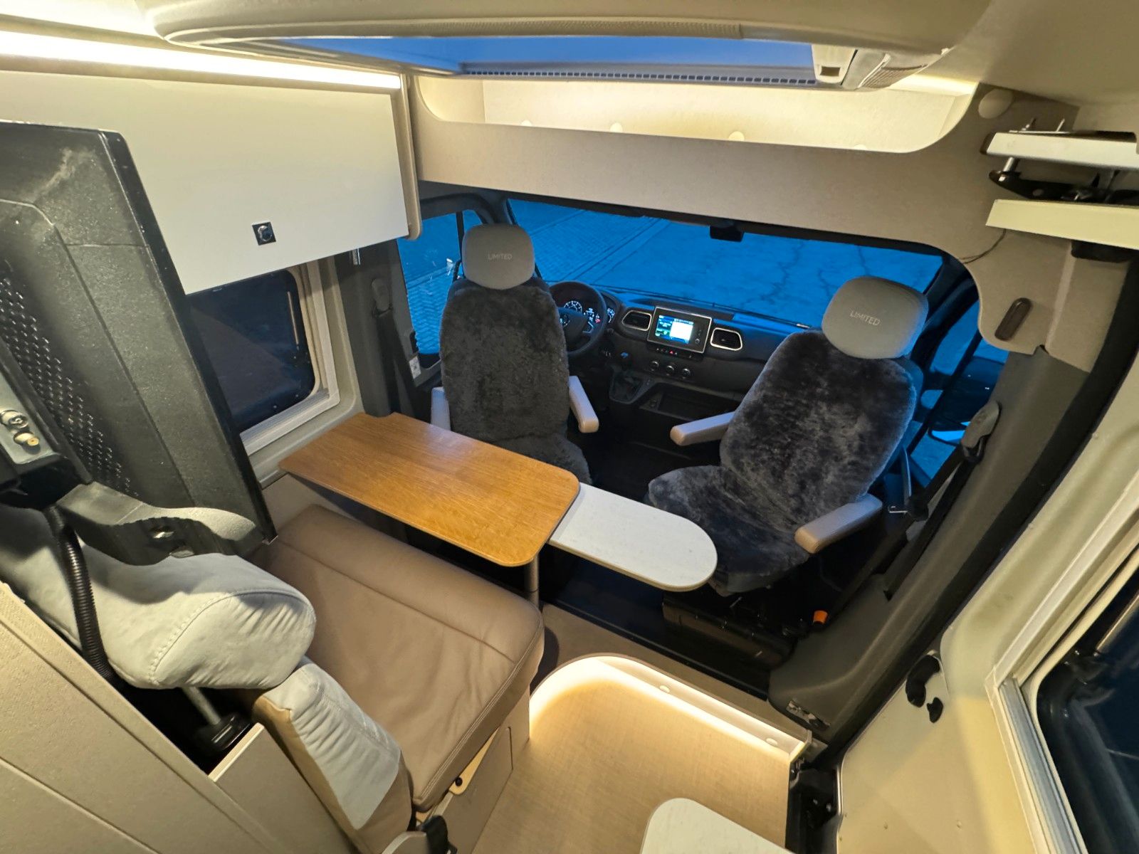 Fahrzeugabbildung Bürstner Delfin C 621 Limited - Garantie - Motorradbühne!