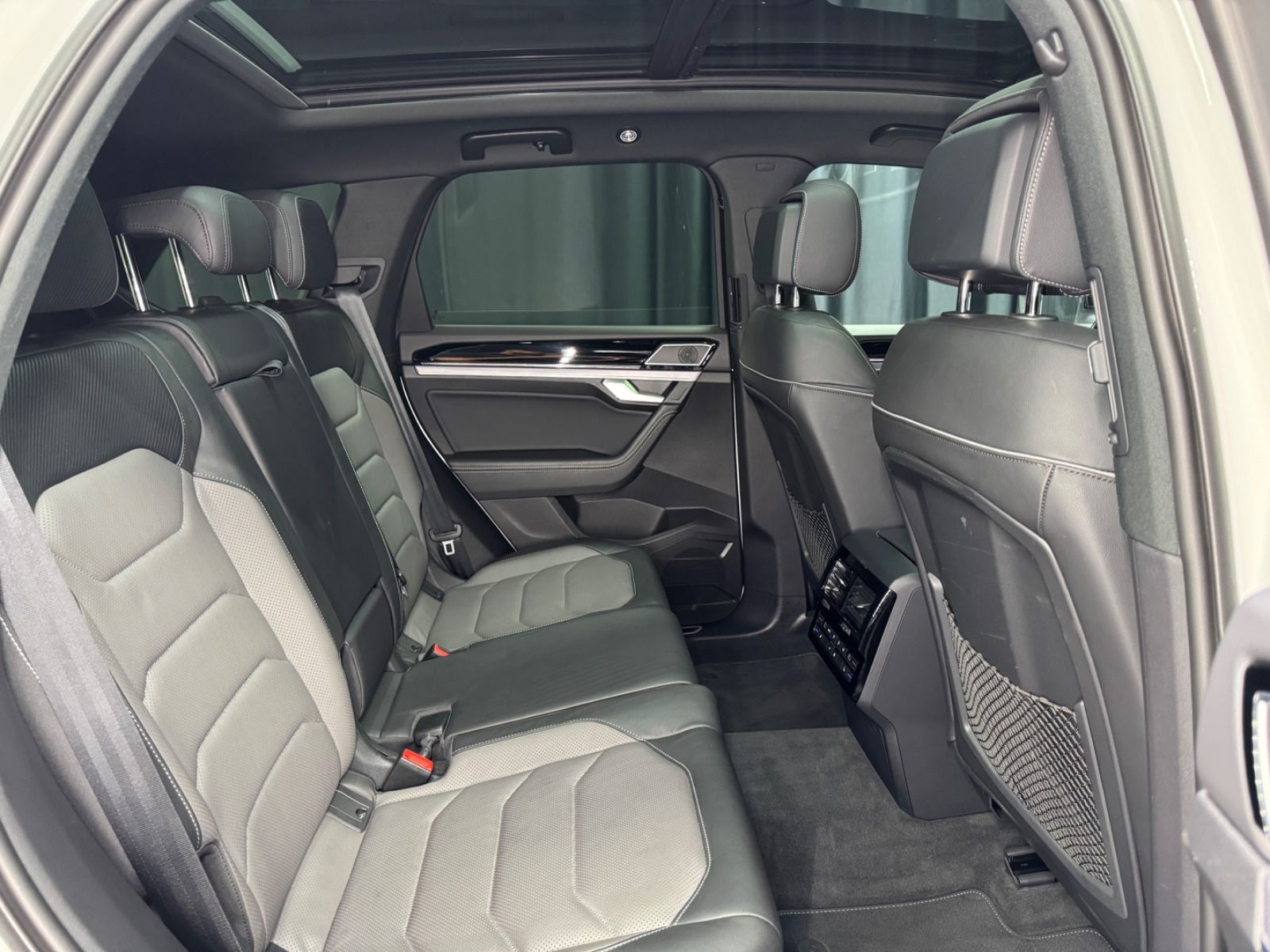 Fahrzeugabbildung Volkswagen Touareg 4.0 V8 TDI RLine|4Motion|MASSAGE|AHK|DYN