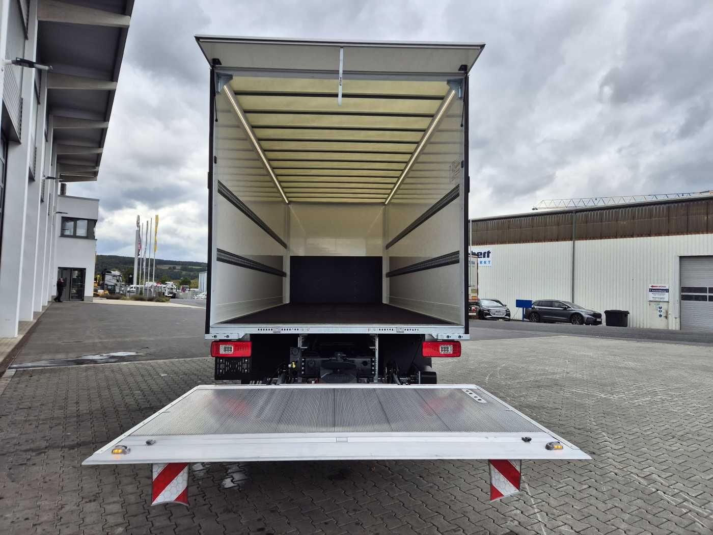 Fahrzeugabbildung Iveco AD190S40/P 4x2 Ladebordwand 2.000kg Navi ACC
