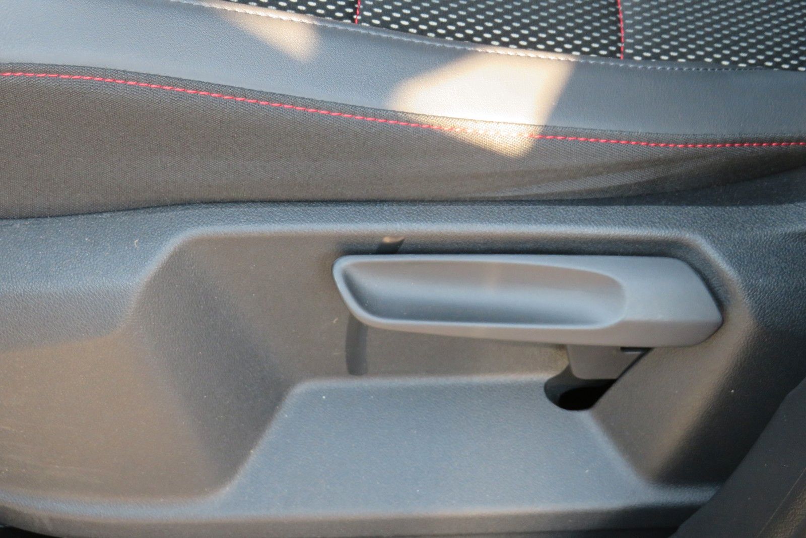 Fahrzeugabbildung Volkswagen T-Roc Sport ACC LED PDC NAVI DAB 1.HAND