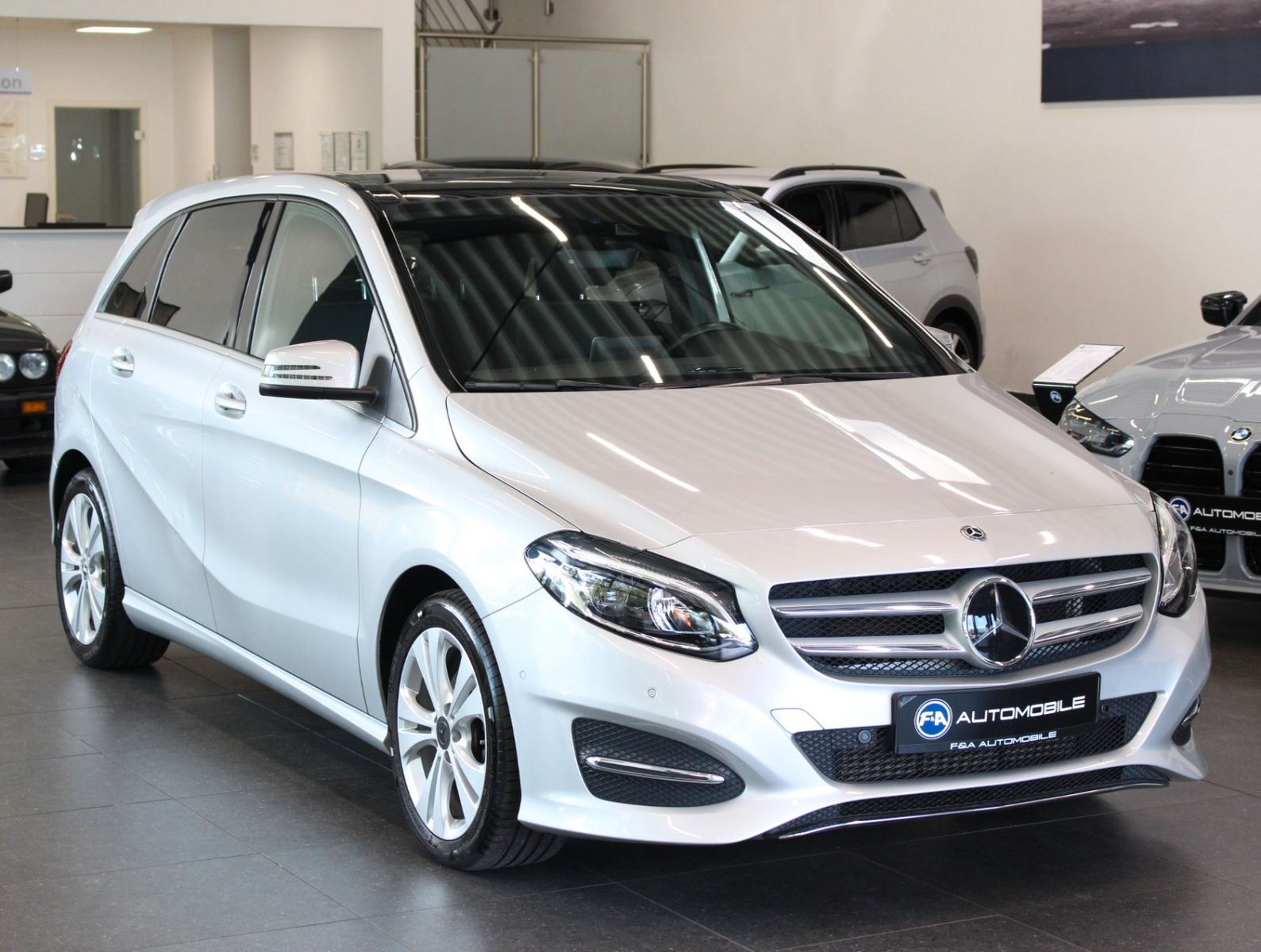 Fahrzeugabbildung Mercedes-Benz B 200 Urban Pano+Distronic+AHK schwenkb.+Sitzhzg