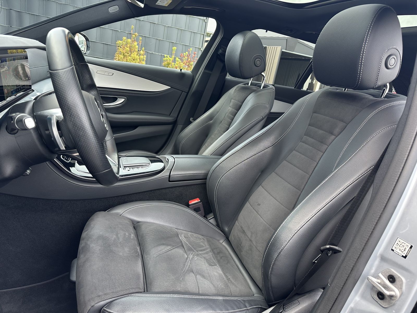 Fahrzeugabbildung Mercedes-Benz E 300de T AMG-Line NAV+LED+PANO+BURMESTER+DISTRO