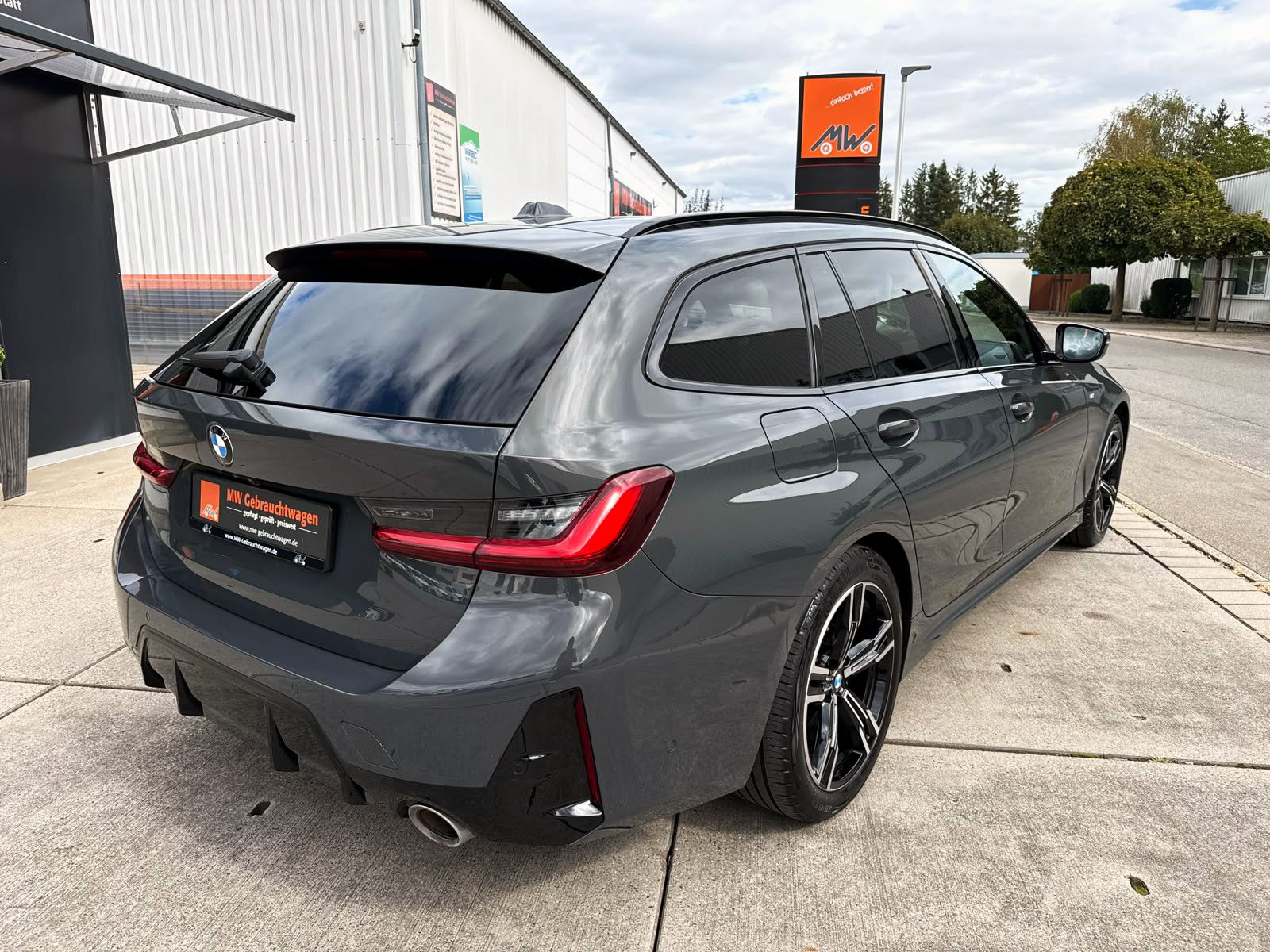 Fahrzeugabbildung BMW 320i Touring Steptr. M-Sport PANO LED KAM H&K BT