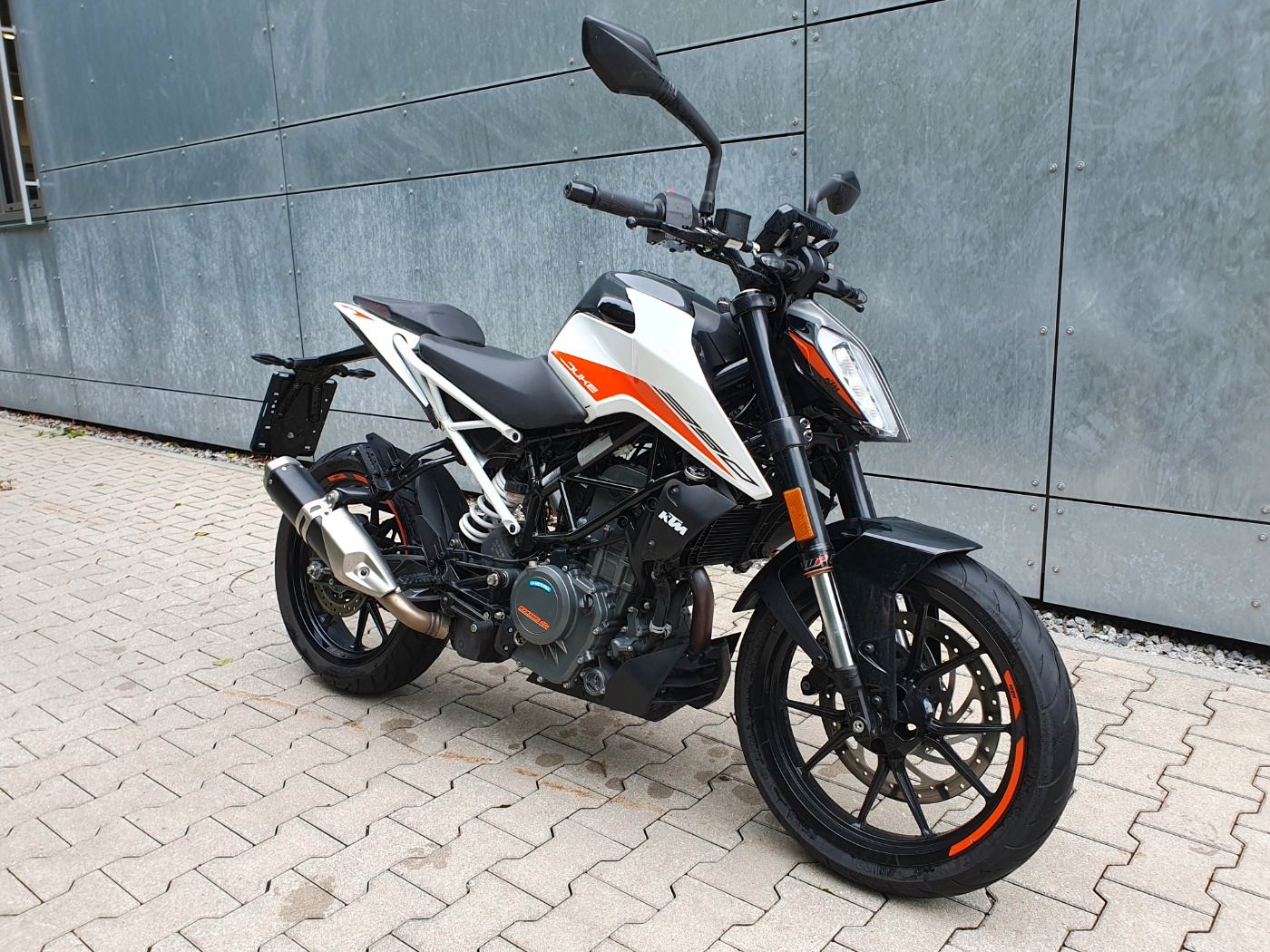 Fahrzeugabbildung KTM 390 Duke Modell 2022 mit Quickshifter