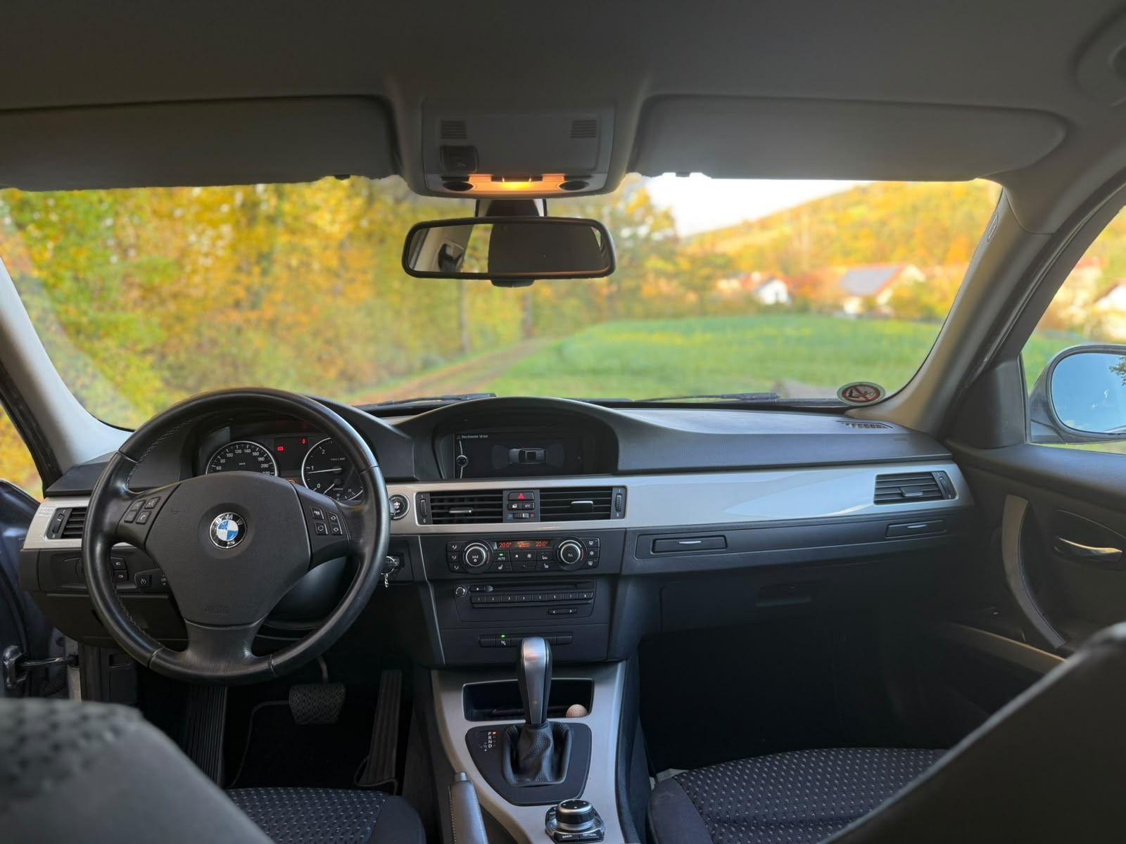 BMW 320 2010 — photo 11