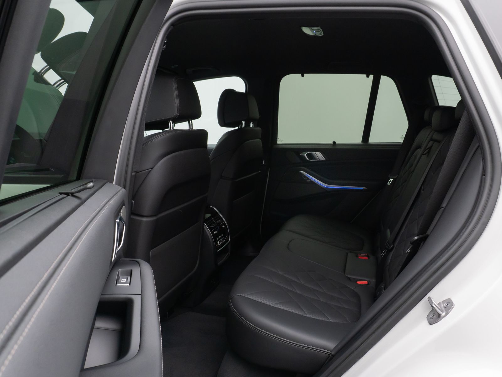 Fahrzeugabbildung BMW X5 M50i H/K DAB Laser 360°Alarm Belüftung 22Zoll