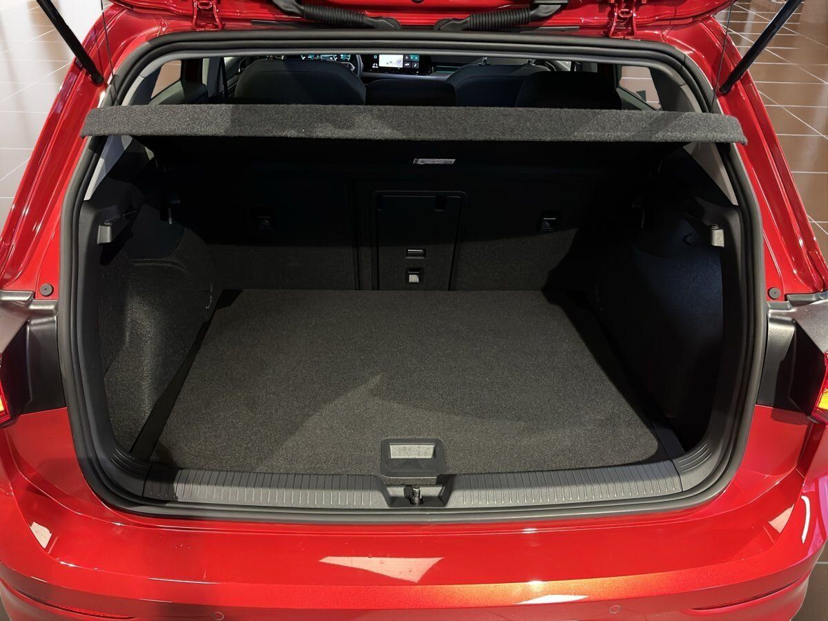 Fahrzeugabbildung Volkswagen Golf Active 1.5 TSI 6-Gang IQ.Light Navi Pano