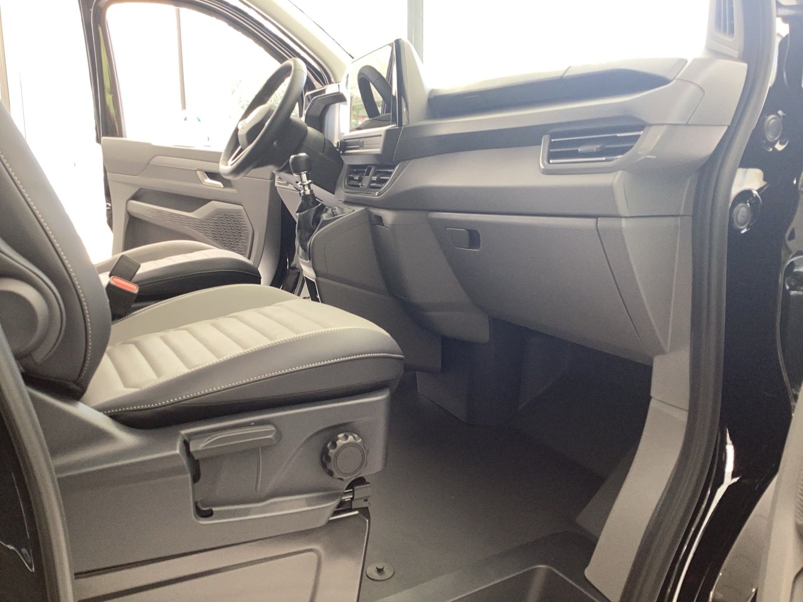 Fahrzeugabbildung Volkswagen T7 Transporter Kasten TDI 81 kW KR PDK LANE ASSI