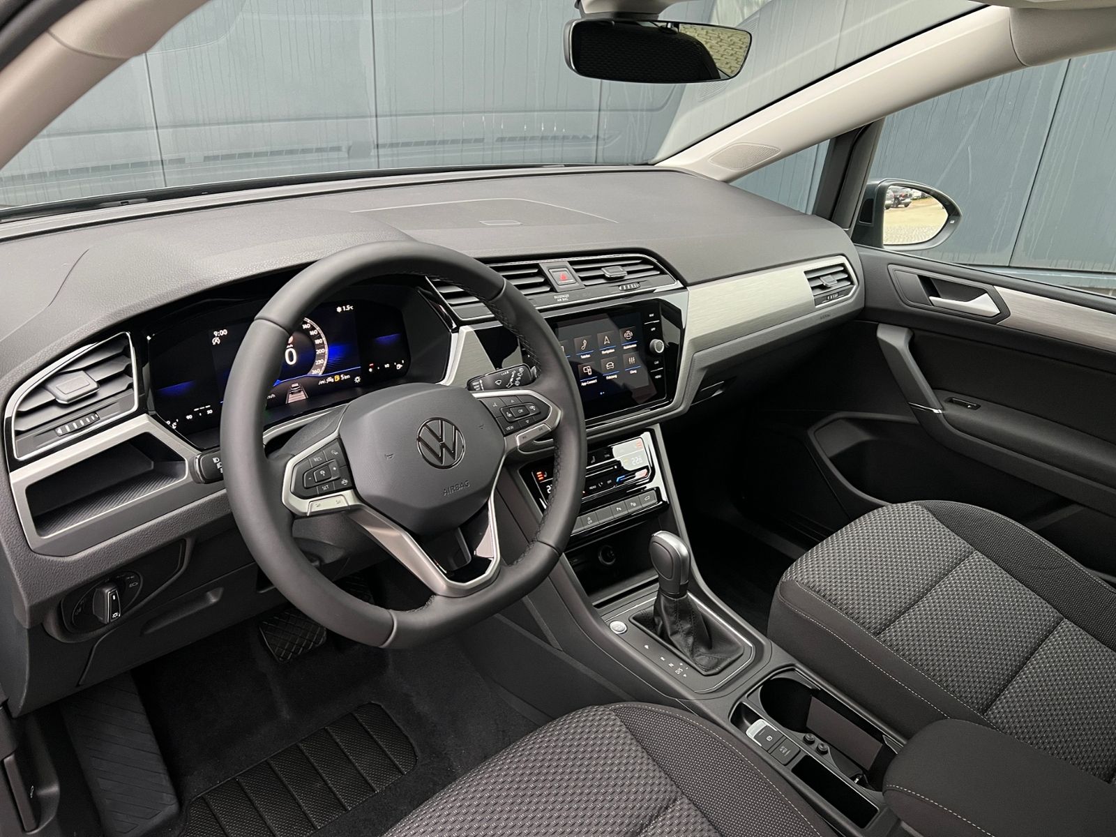 Fahrzeugabbildung Volkswagen Touran Comfortline 1.5 TSI DSG *LED, AHK, 7 Sitz