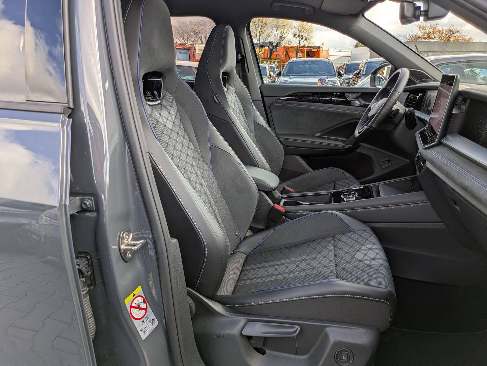 Fahrzeugabbildung Volkswagen Tayron 2.0 TDI 4M R-Line 7Si*MATRIX*AHK*PANO*HUD