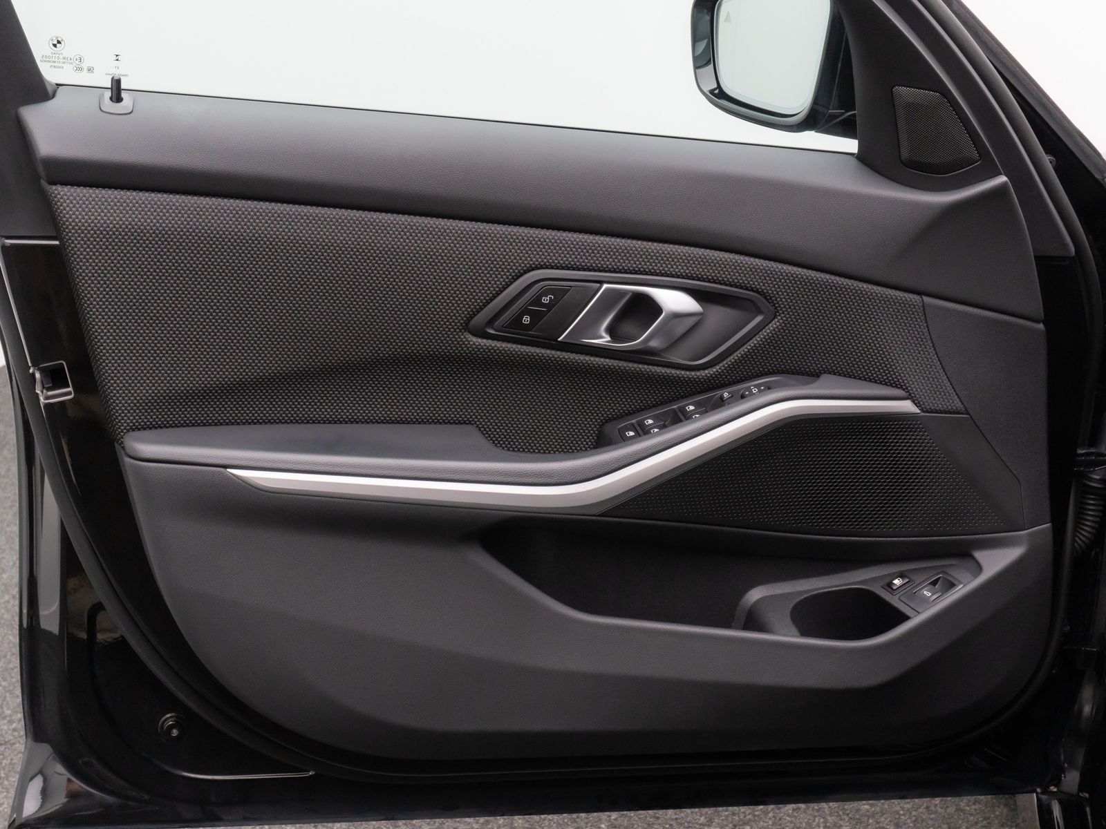 Fahrzeugabbildung BMW 320e Kamera HiFi DAB Alarm AHK Geschwindigkeitsr