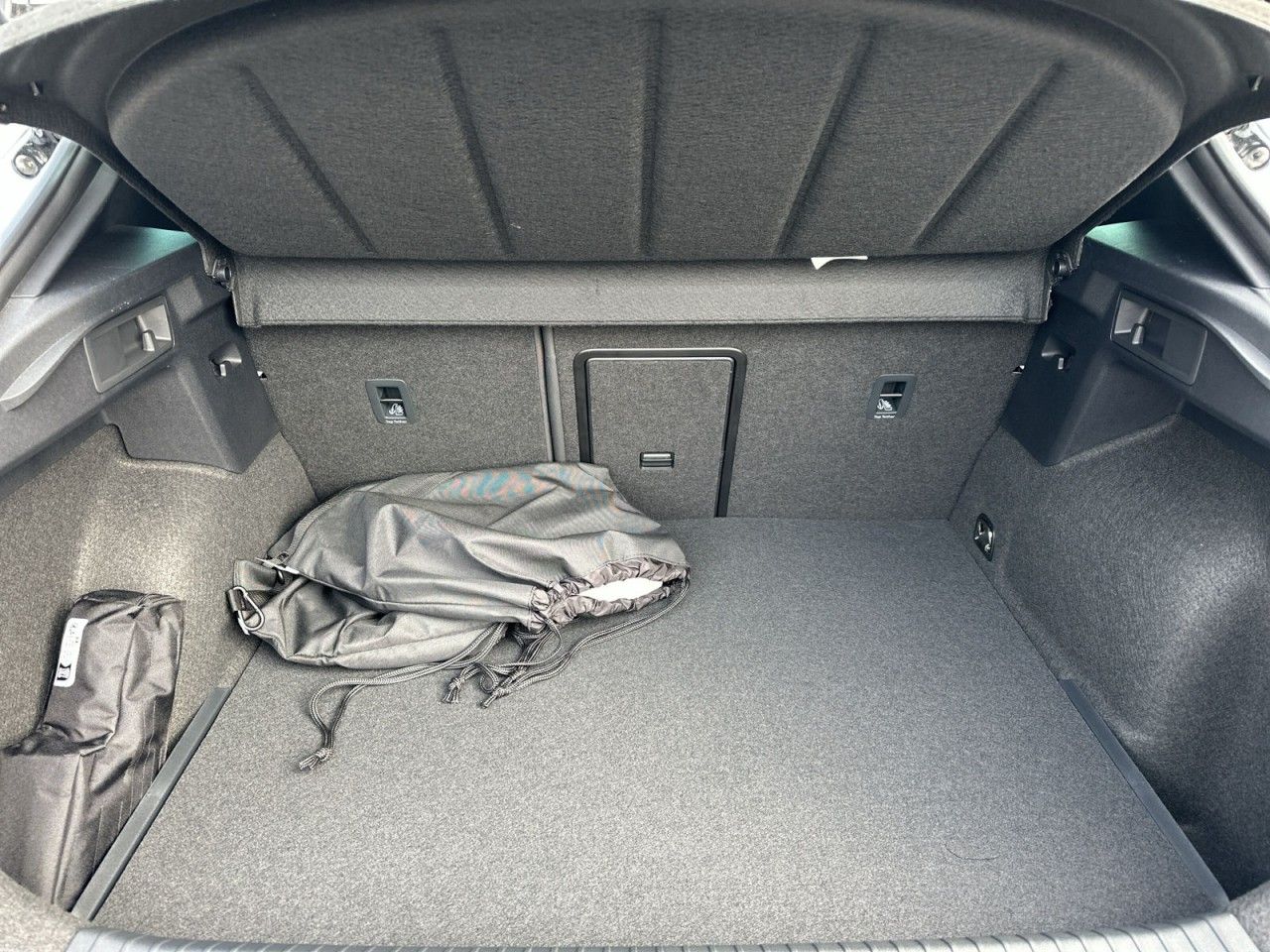 Fahrzeugabbildung CUPRA Formentor VZ 1.5 e-Hybrid 272 PS DSG - mit KI generiert/bearbeitet