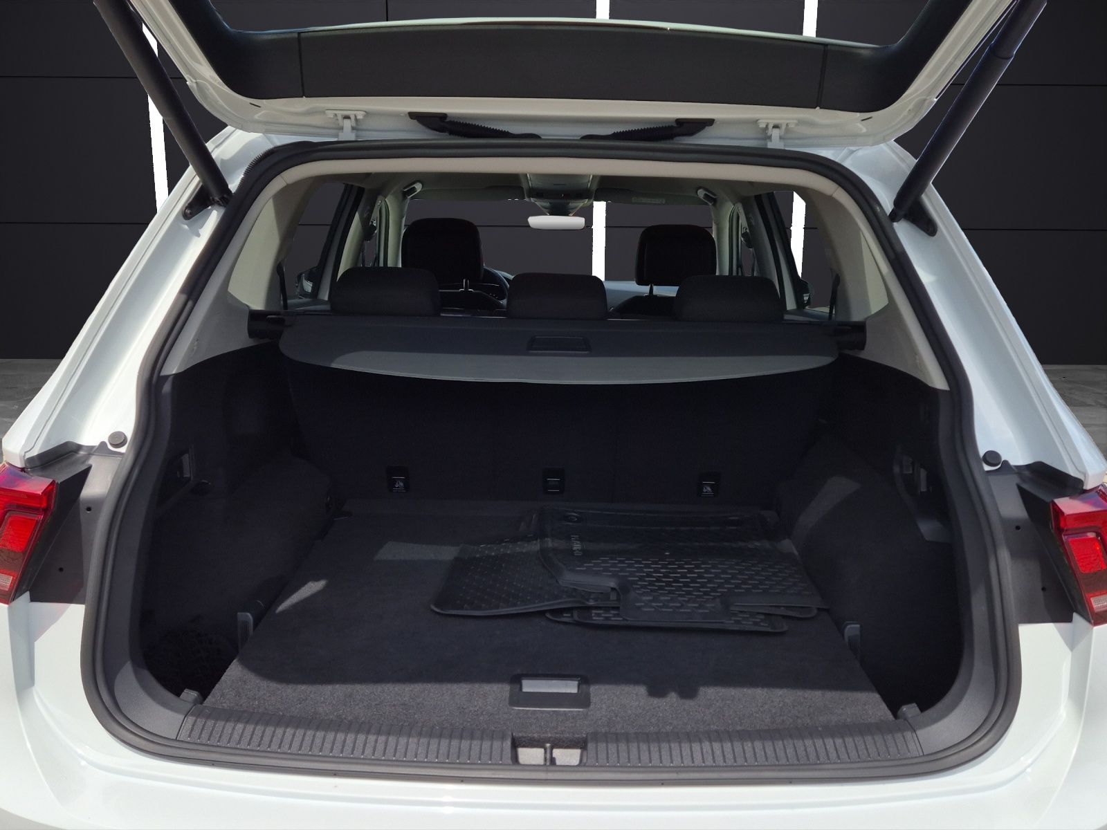 Fahrzeugabbildung Volkswagen Tiguan Allspace TSI Comfortline DSG LED Navi AID