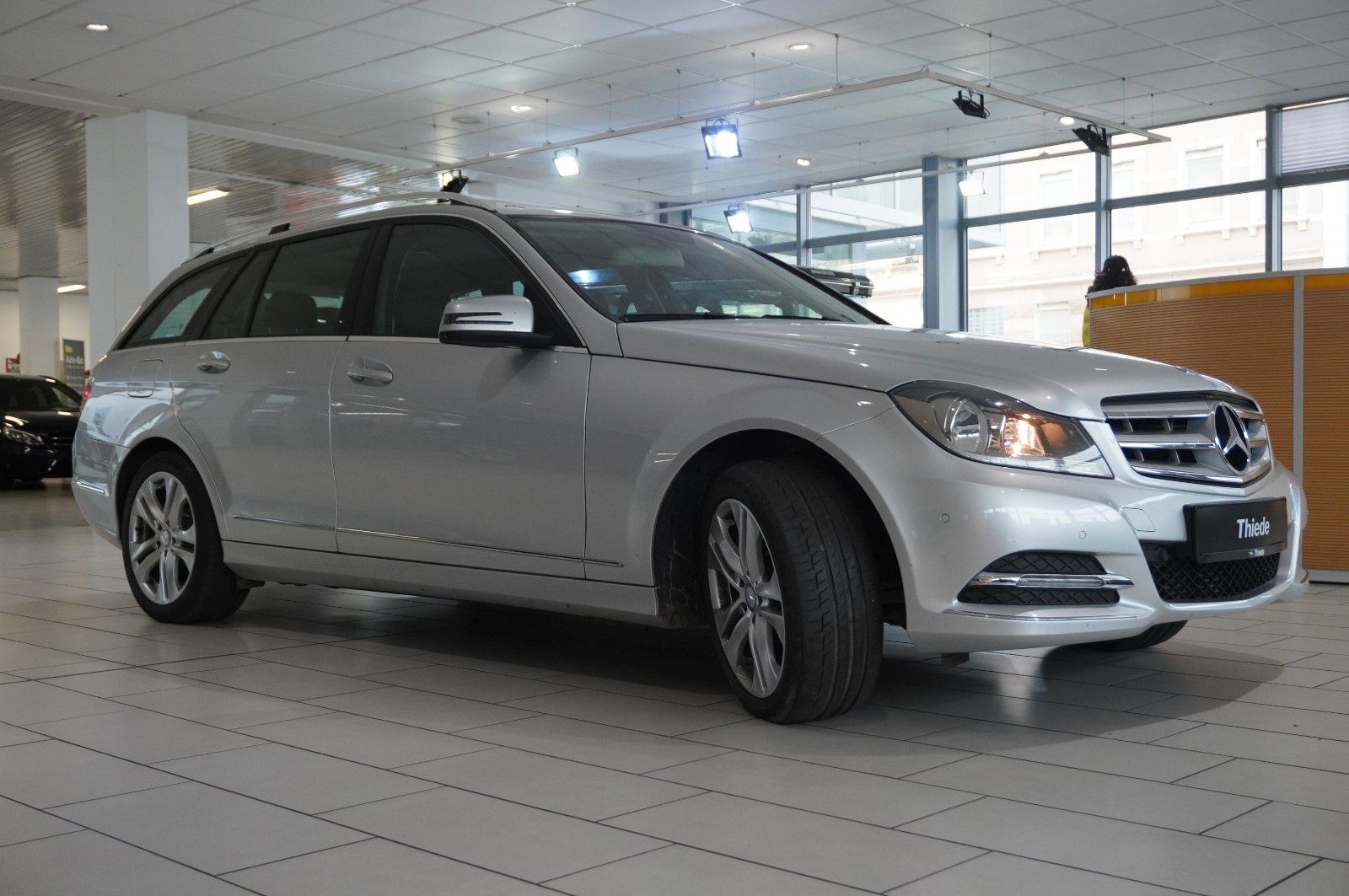 Fahrzeugabbildung Mercedes-Benz C 220 T AVANTGARDE KLIMA/SHZ/PDC/T-LEDER/USB