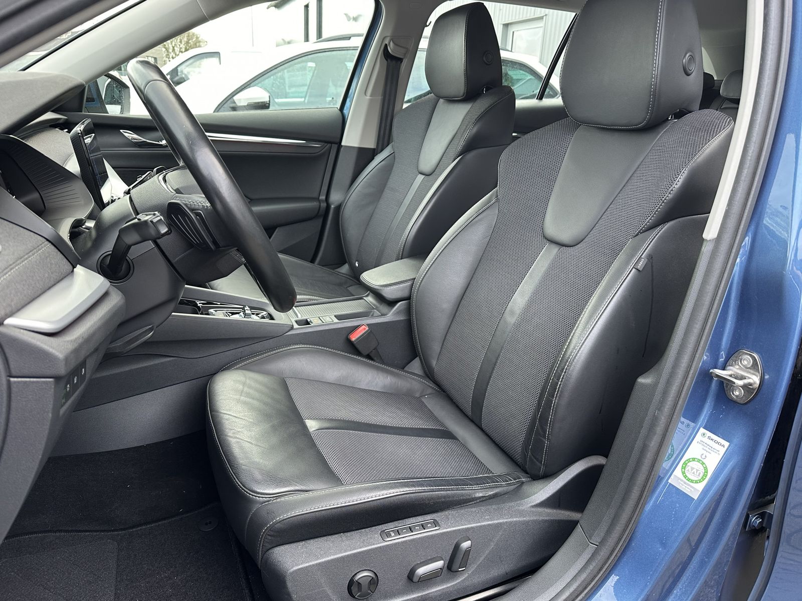 Fahrzeugabbildung SKODA Octavia First Edition NAV+LED+AHK+V-COCKPIT+17ZO