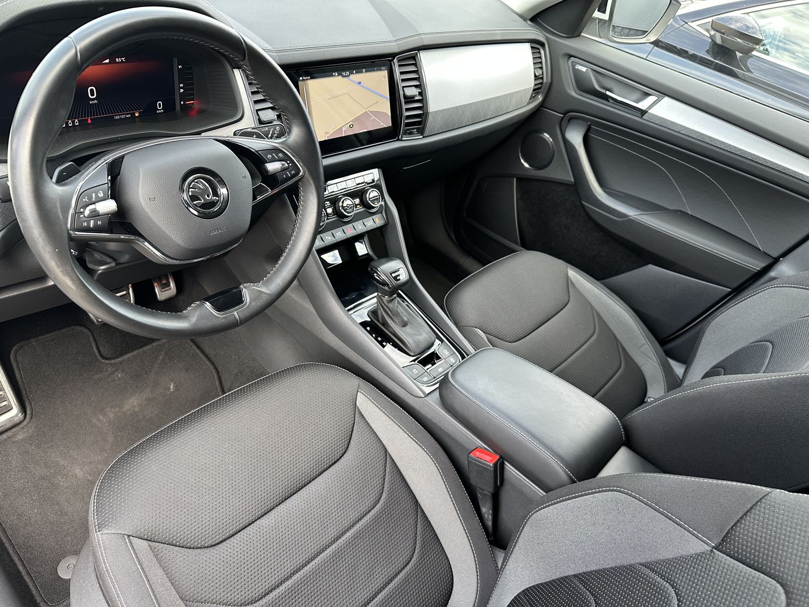 Fahrzeugabbildung SKODA Kodiaq 2.0 TDI DSG Tour 4x4 NAV+LED+AHK+360°+VC