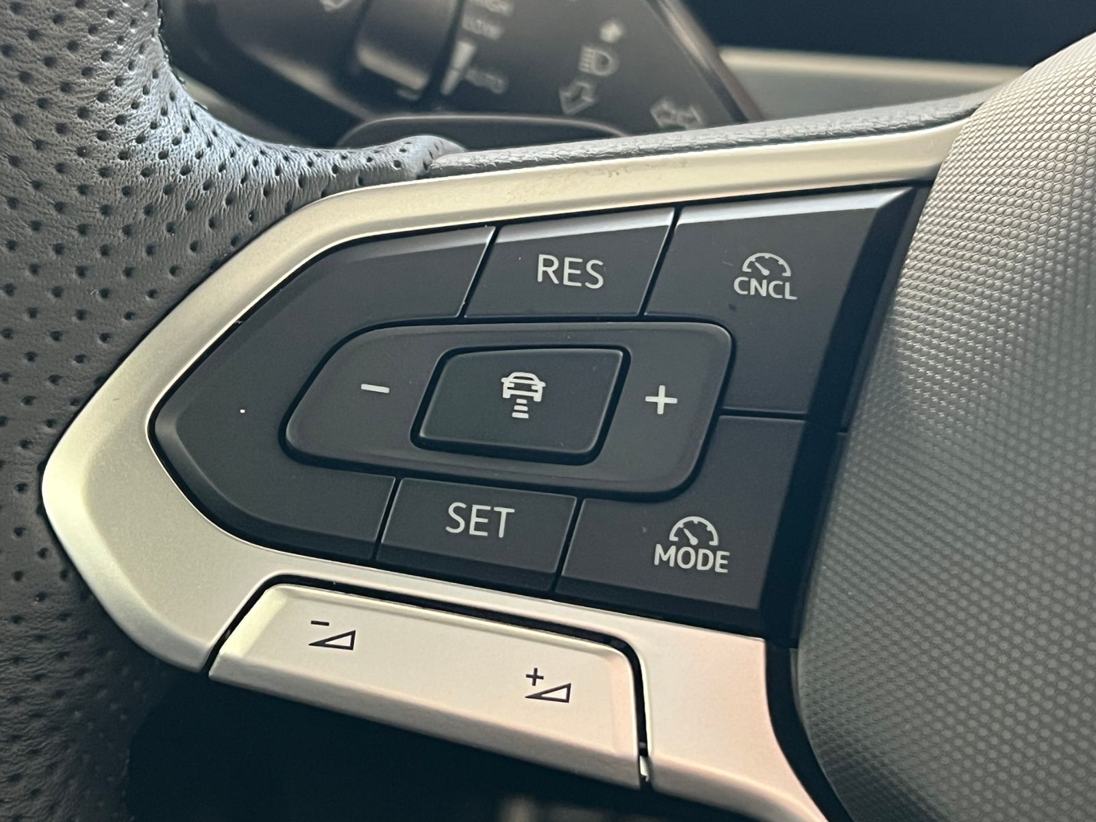 Fahrzeugabbildung Volkswagen Passat R-Line 2.0 TDI DSG 4MOTION *Black Style,P