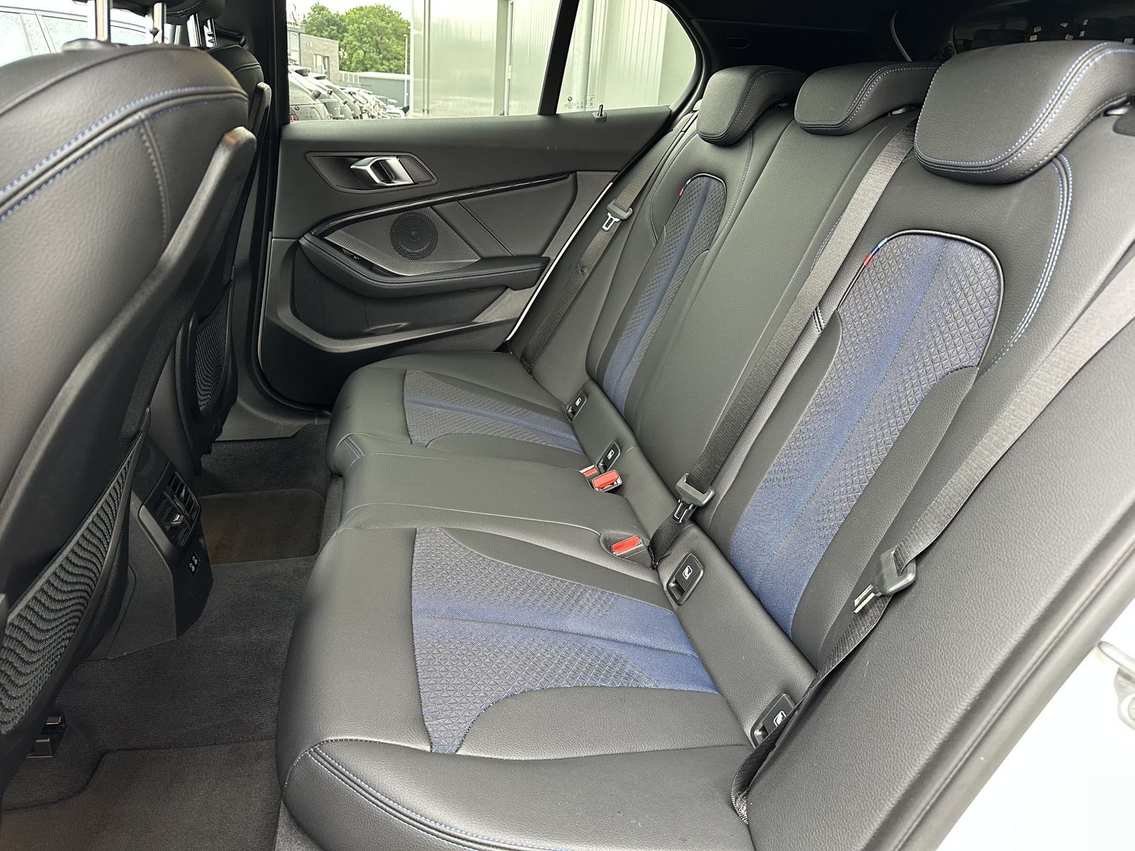 Fahrzeugabbildung BMW 120i M-Sport 5-Türer Aut. NAV+LED+SHZ+19ZOLL+PP
