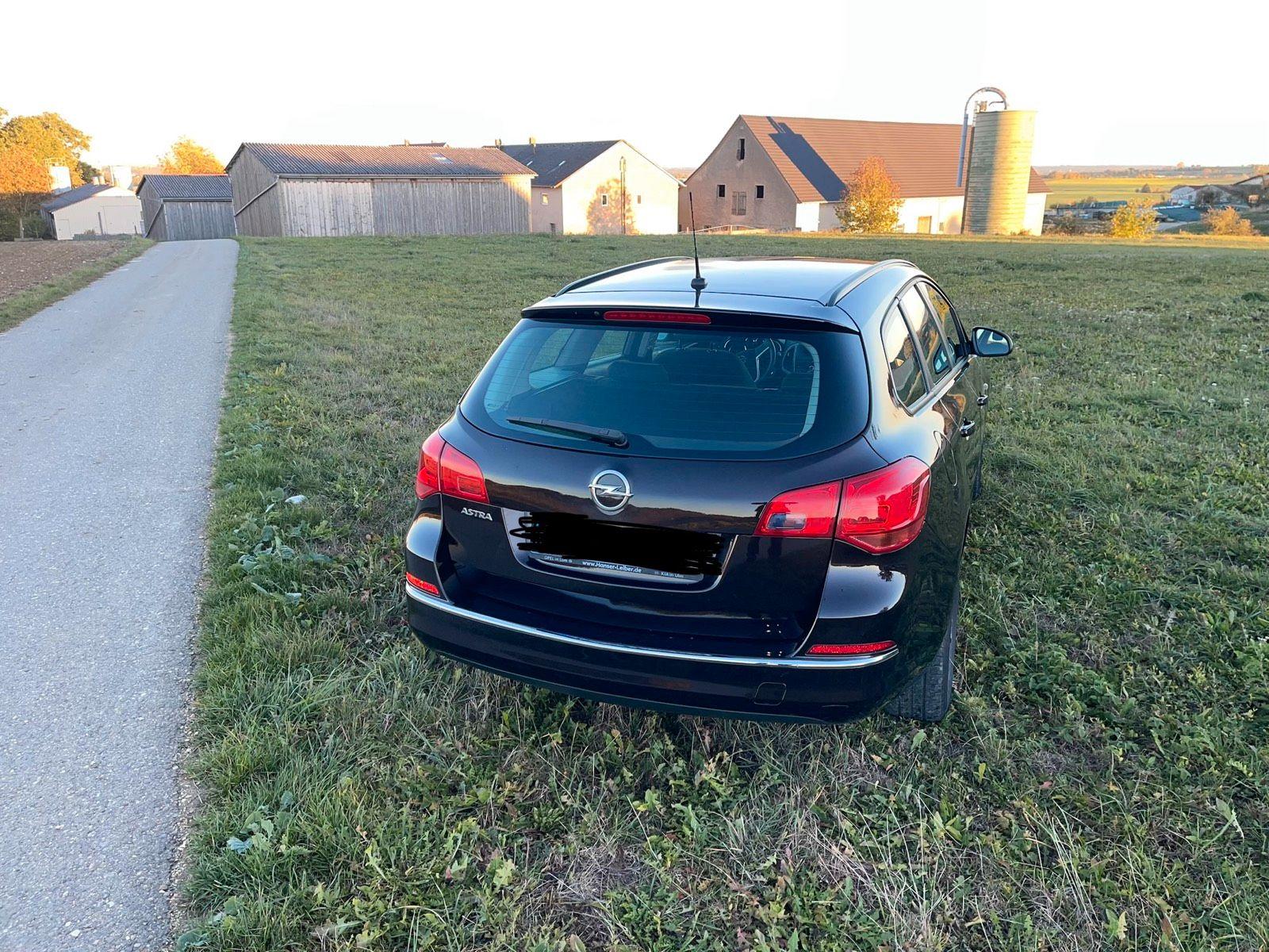 Opel Astra 2014 — interior