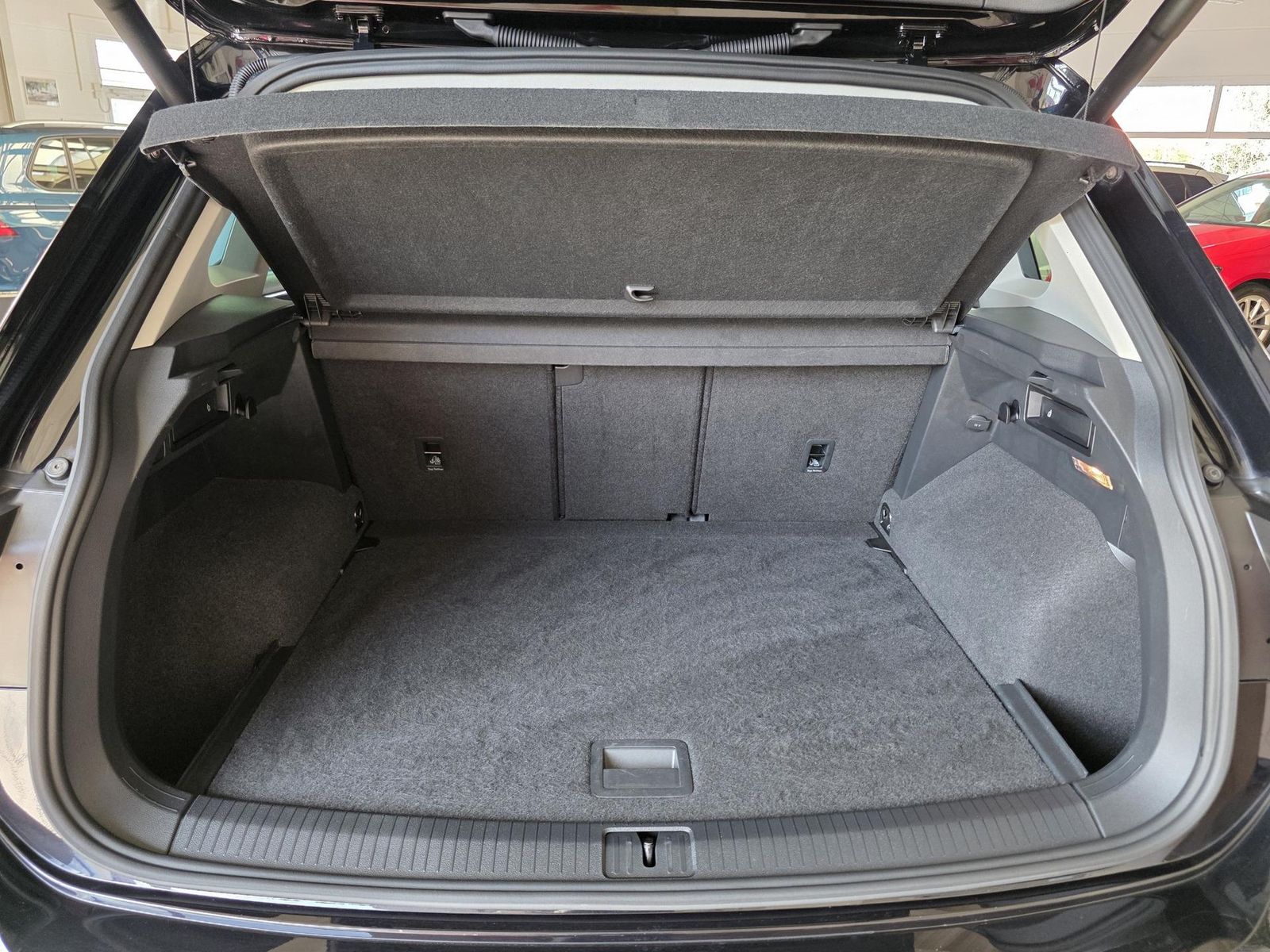 Fahrzeugabbildung Volkswagen Tiguan R-Line/Pano/Keyless/LED/Virtual/Dynaudio