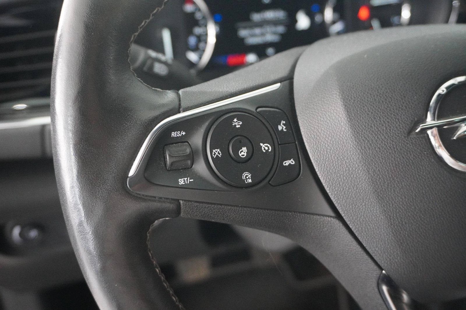 Fahrzeugabbildung Opel Insignia B ST 1.5D ELEGANCE NAVI/LED/KAMERA/DAB+