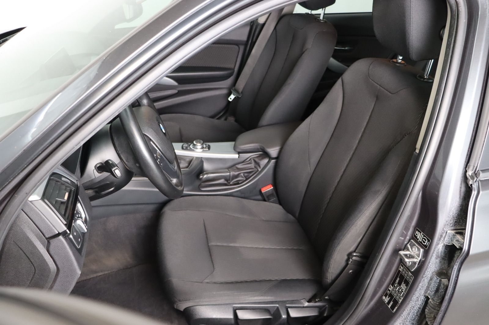 Fahrzeugabbildung BMW 320 i * AHK * Navi * SD
