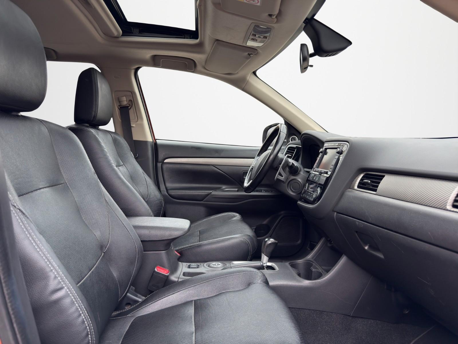 Mitsubishi Outlander 2.2 DI-D 150 ch • BVA • 4WD • 7 places • Cuir • Caméra