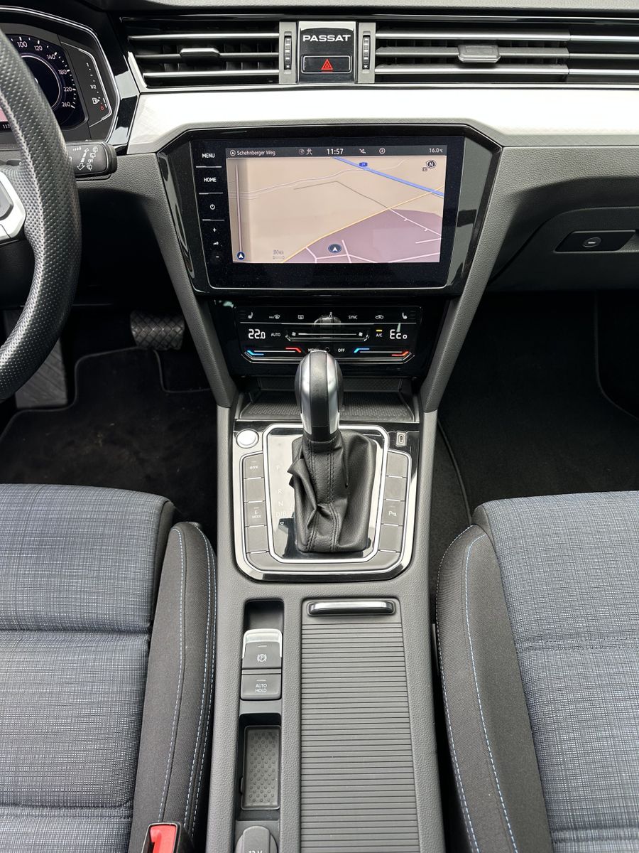 Fahrzeugabbildung Volkswagen Passat Variant 1.4 TSI DSG GTE NAV+LED+AHK+PANO
