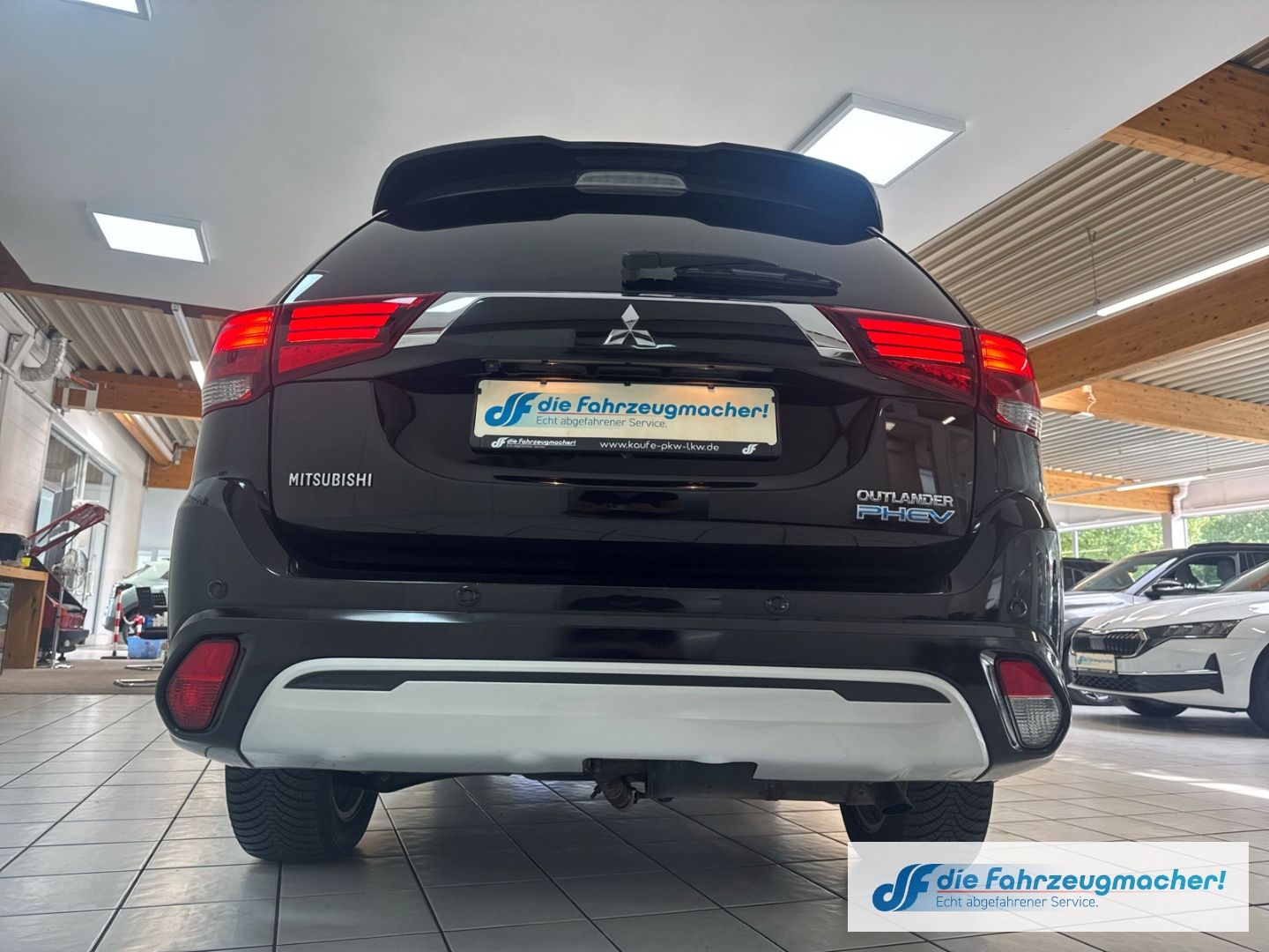 Fahrzeugabbildung Mitsubishi Outlander PHEV Plus 4WD StandHZG LED ACC El. Hec