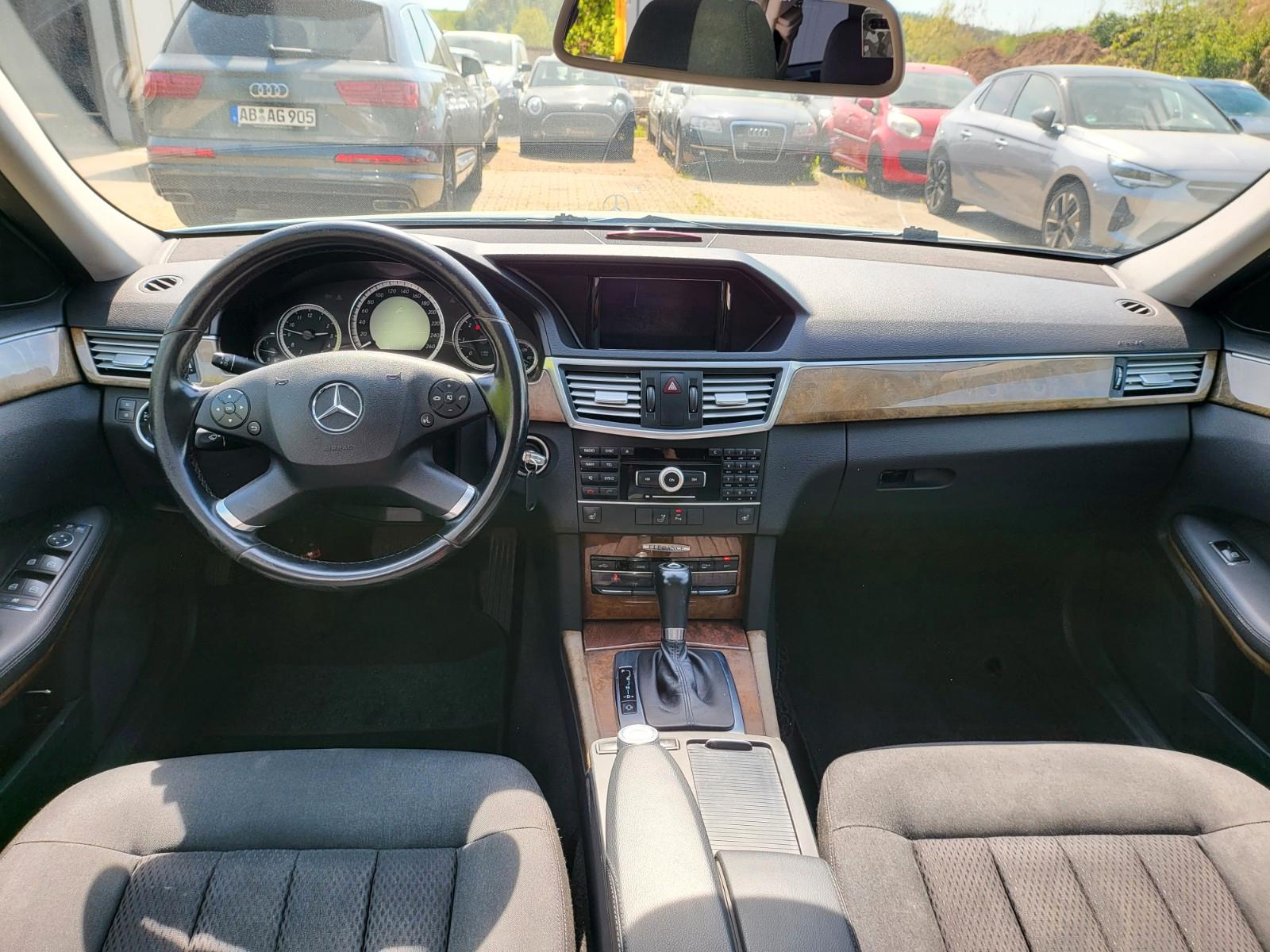 Mercedes-Benz E220 2011 — photo 16