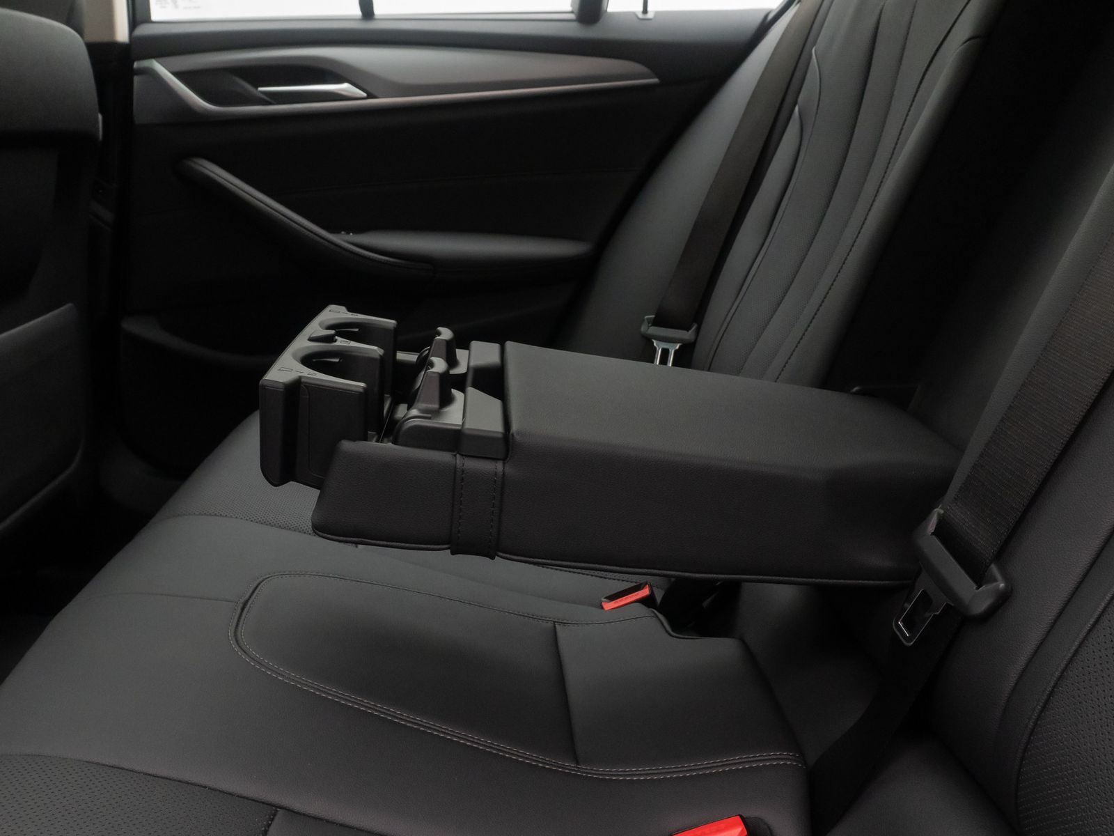 Fahrzeugabbildung BMW 520d DAB Kamera AHK Panorama HUD Leder Standheiz
