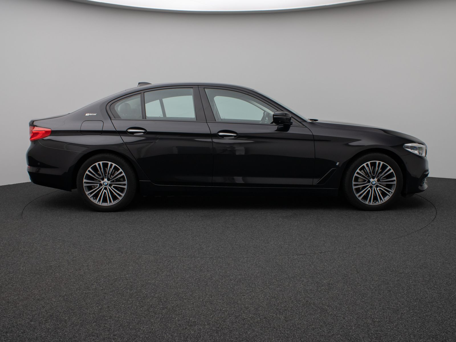 Fahrzeugabbildung BMW 530e iP Sport Line 360°HUD HiFi SoftCl Komfort