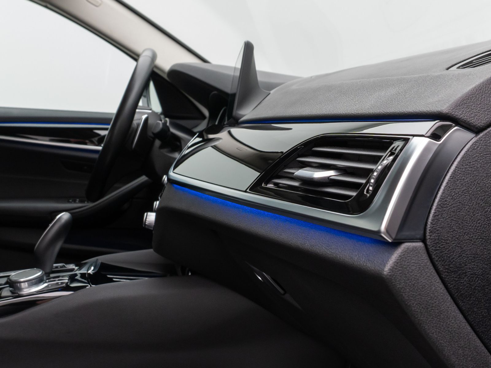Fahrzeugabbildung BMW 530e iP Sport Line 360°HUD HiFi SoftCl Komfort