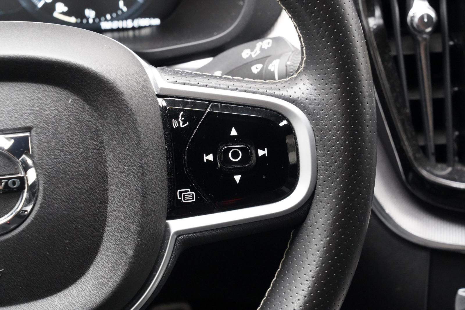 Volvo XC60 2.0 R-Design SHZ CarPlay Keyless PDC GRA