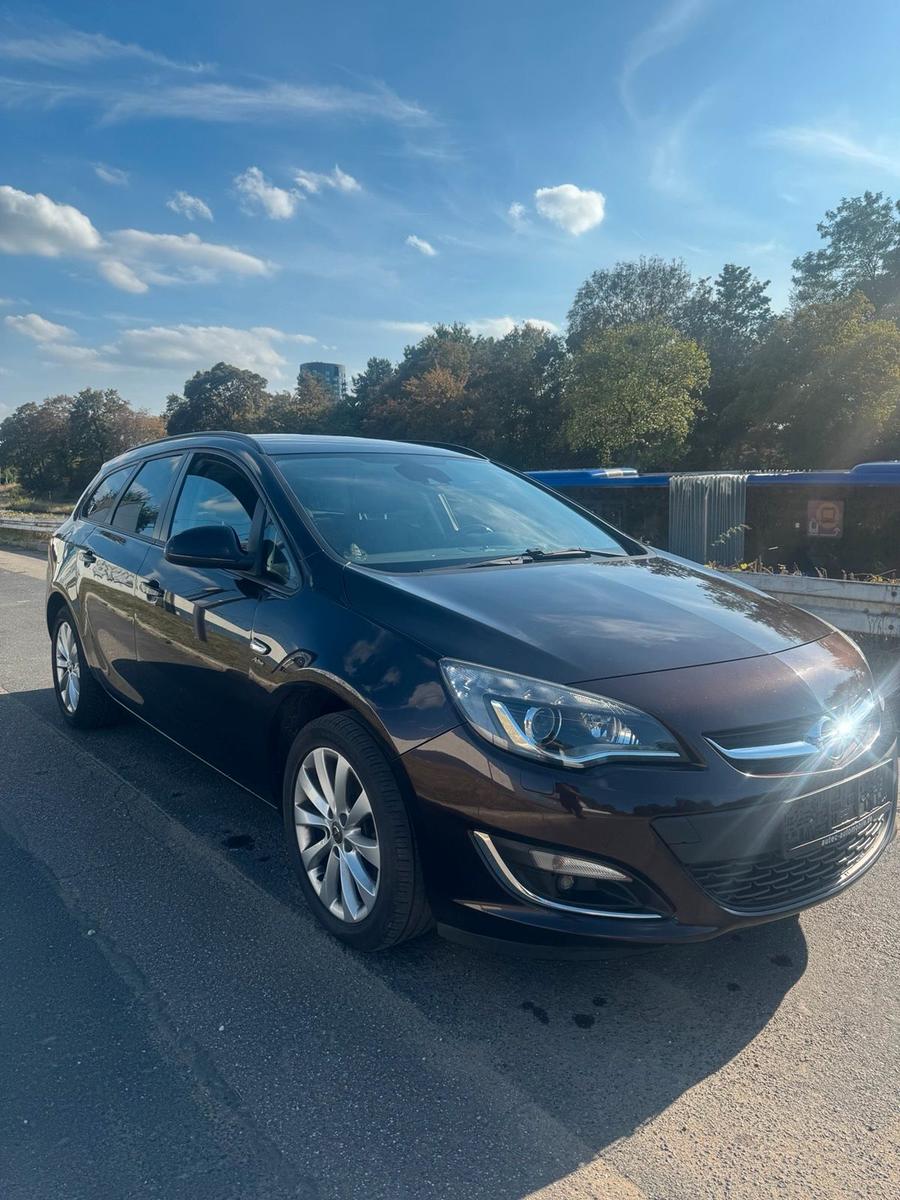 Opel Astra 2014 — interior