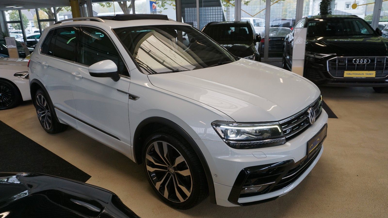 Fahrzeugabbildung Volkswagen Tiguan 4Motion R line *PANO*KAMERA*PERLMUTT*