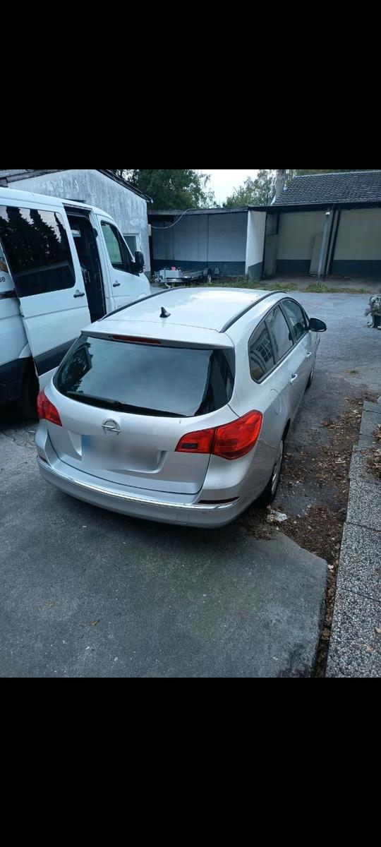 Opel Astra 2012 — engine 110 HP (81kW)