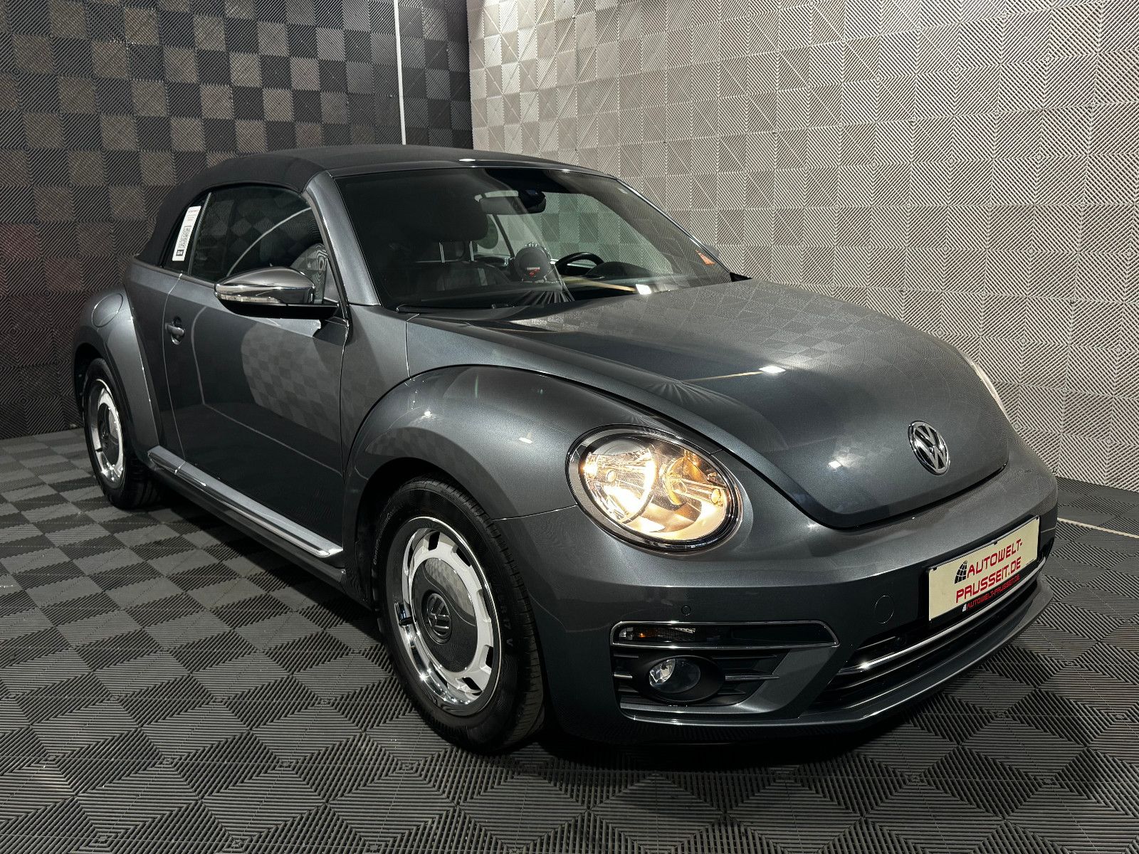 Gebrauchtwagen Volkswagen Beetle Beetle Cabrio*Design*PDC V+H-SHZ-TEMP-NAVI-16" in Horb am Neckar