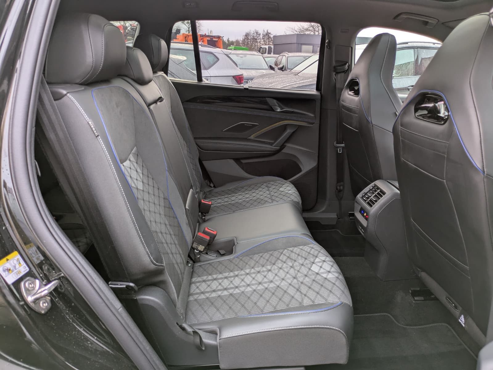 Fahrzeugabbildung Volkswagen Tayron 2.0 TDI 4M R-Line BLACK*7S*IQ-L.*PANO*HUD