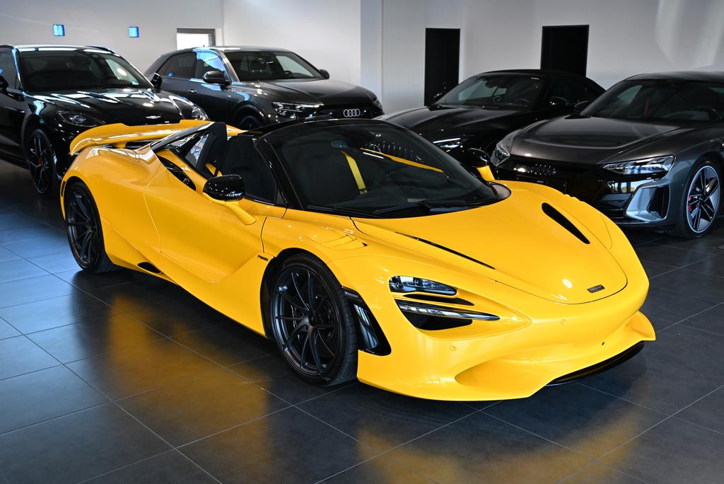 McLaren 750S Spider/MSO Volcano Yellow/Full Alcantara 